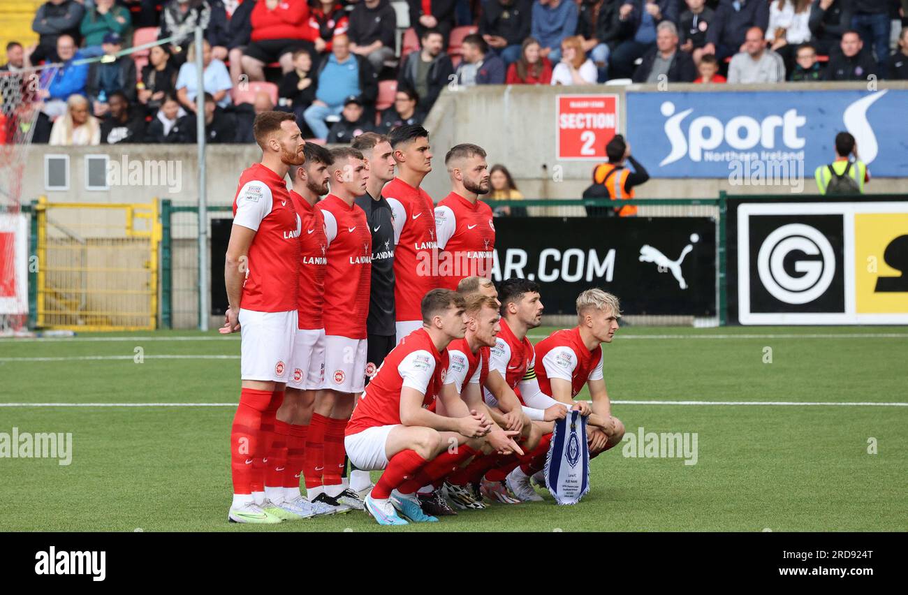 Solitude, Belfast, Nordirland, Vereinigtes Königreich. 19. Juli 2023. UEFA Champions League – Qualifikation in der ersten Runde – Larne gegen HJK Helsinki. Action aus dem Spiel heute Abend – Larne in Rot. Und vor dem Anpfiff. Kredit: CAZIMB/Alamy Live News. Stockfoto