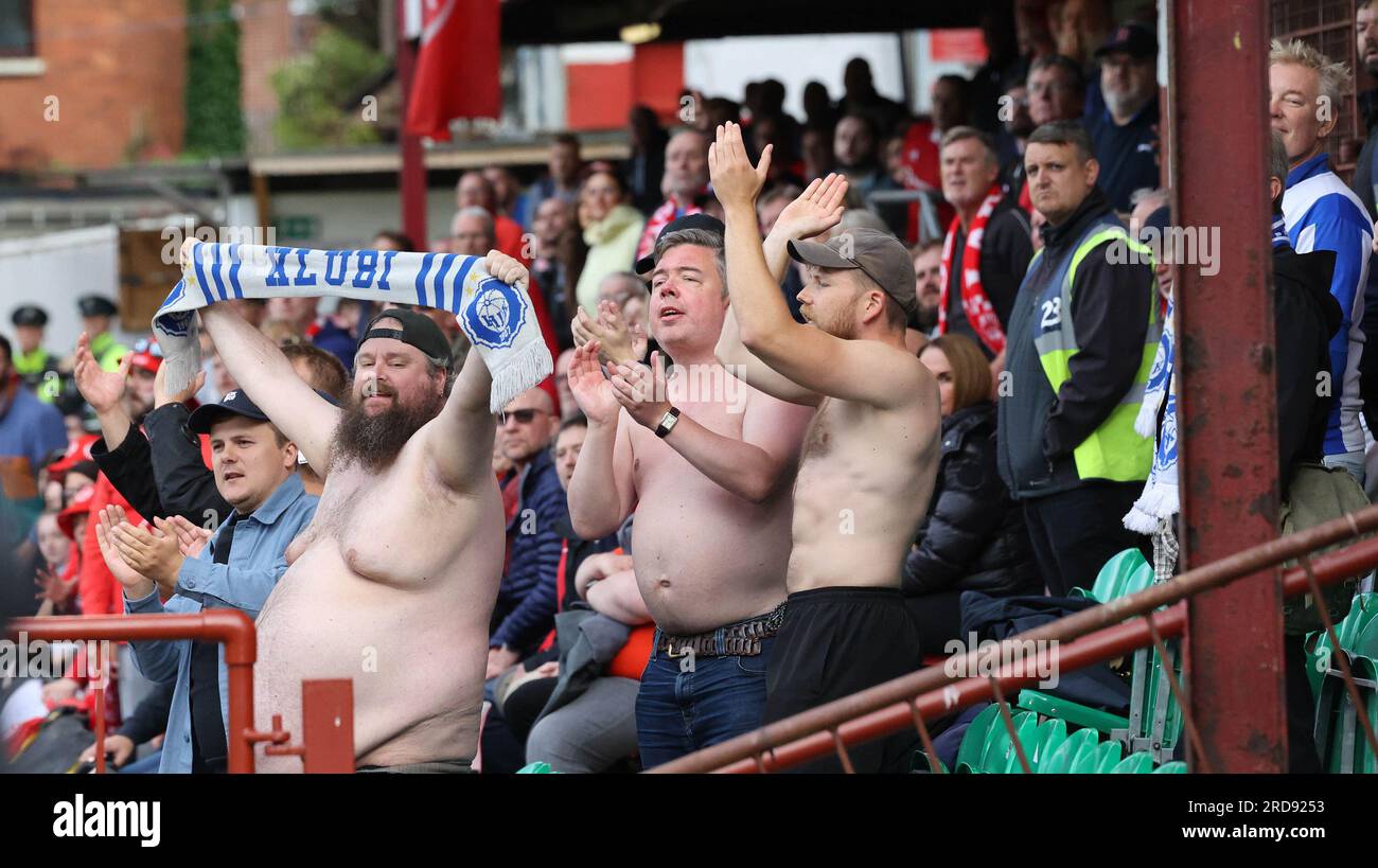 Solitude, Belfast, Nordirland, Vereinigtes Königreich. 19. Juli 2023. UEFA Champions League – Qualifikation in der ersten Runde – Larne gegen HJK Helsinki. Action aus dem Spiel heute Abend – Larne in Rot. HJK-Unterstützer in Belfast. Kredit: CAZIMB/Alamy Live News. Stockfoto