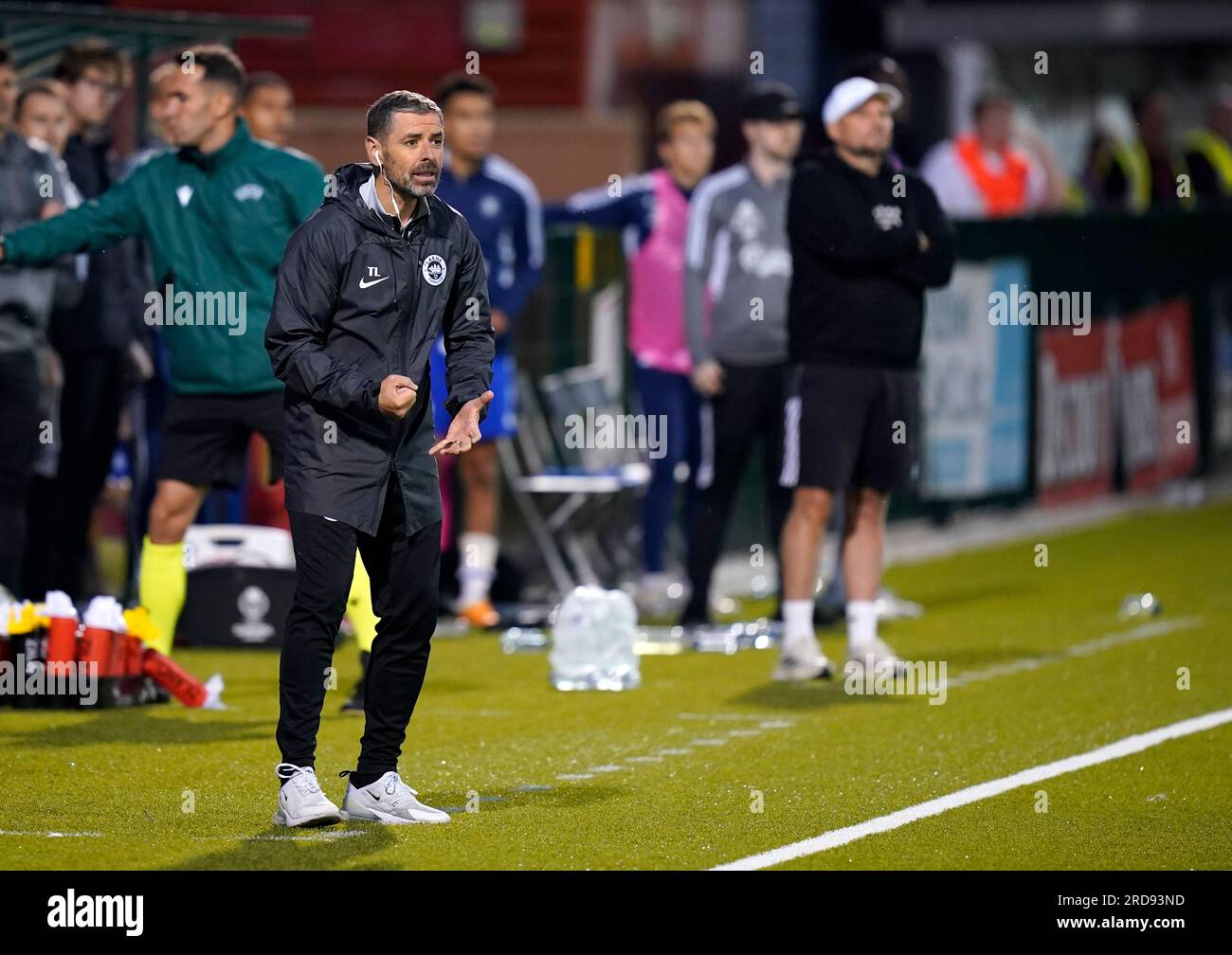 Larne Manager Tiernan Lynch reagiert auf die Kontaktlinie während der ersten Qualifikationsrunde der UEFA Champions League, dem zweiten Spiel in Solitude, Belfast. Bilddatum: Mittwoch, 19. Juli 2023. Stockfoto