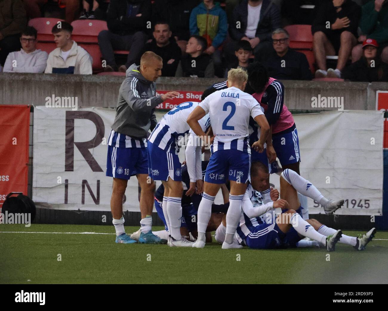 Solitude, Belfast, Nordirland, Vereinigtes Königreich. 19. Juli 2023. UEFA Champions League – Qualifikation in der ersten Runde – Larne gegen HJK Helsinki. Action aus dem Spiel heute Abend – Larne in Rot. HJK macht es am Abend um 2-2 Uhr und feiert. Kredit: CAZIMB/Alamy Live News. Stockfoto