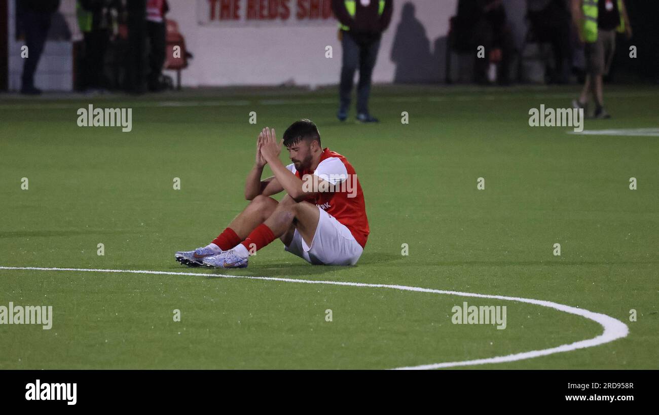 Solitude, Belfast, Nordirland, Vereinigtes Königreich. 19. Juli 2023. UEFA Champions League – Qualifikation in der ersten Runde – Larne gegen HJK Helsinki. Action aus dem Spiel heute Abend – Larne in Rot. Larne Stürmer Lee Bonis am Ende einer enttäuschenden Nacht für Larne. Kredit: CAZIMB/Alamy Live News. Stockfoto