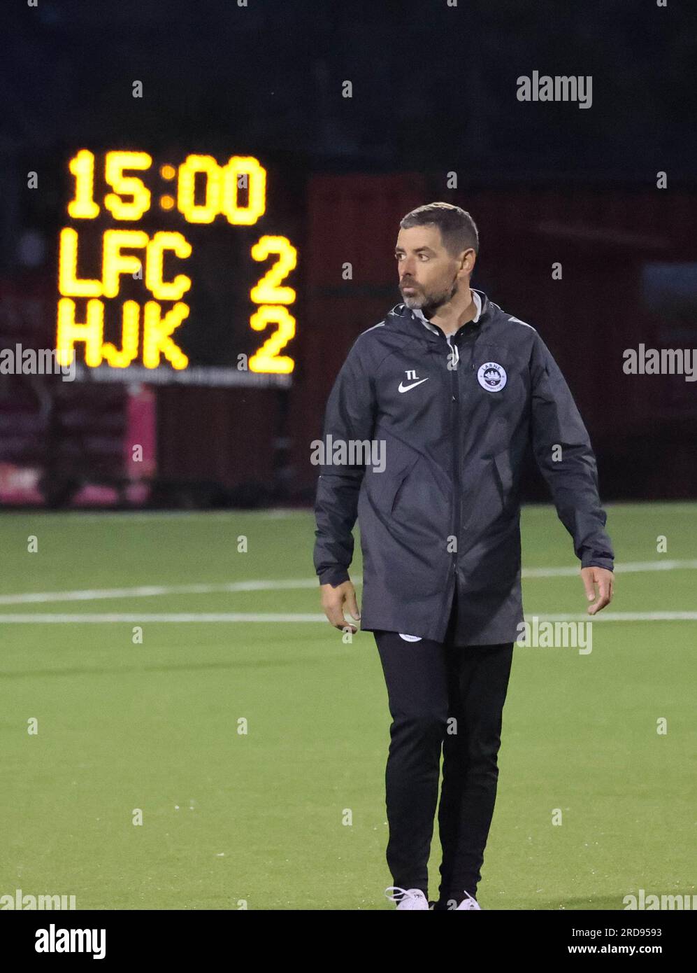 Solitude, Belfast, Nordirland, Vereinigtes Königreich. 19. Juli 2023. UEFA Champions League – Qualifikation in der ersten Runde – Larne gegen HJK Helsinki. Action aus dem Spiel heute Abend – Larne in Rot. Larne Manager Tiernan Lynch am Ende des Spiels. Kredit: CAZIMB/Alamy Live News. Stockfoto