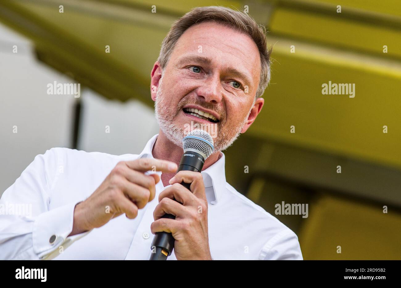 München, Bayern, Deutschland. 19. Juli 2023. Der deutsche Finanzminister CHRISTIAN LINDNER. Zusammen mit Jennifer Kaiser-Steiner und Dr. Michael Ruoff bei ihren Bewerbungen für die bevorstehenden bayerischen Landeswahlen erschien der deutsche Finanzminister Christian Lindner in einer unterstützenden Rolle am Odeonsplatz. (Kreditbild: © Sachelle Babbar/ZUMA Press Wire) NUR REDAKTIONELLE VERWENDUNG! Nicht für den kommerziellen GEBRAUCH! Stockfoto