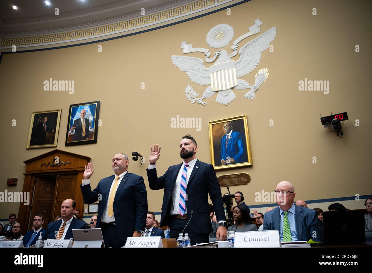 Washington, USA. 19. Juli 2023. Gary Shapley (Mitte links) und Joseph Ziegler (Mitte rechts) des IRS Criminal Investigator sind verpflichtet, während einer Anhörung des House Oversight and Accountability Committee zu Hinweisgebern von IRS und den strafrechtlichen Ermittlungen gegen die Familie Biden in den USA auszusagen Capitol, in Washington, DC, am Mittwoch, den 19. Juli, 2023. (Graeme Sloan/Sipa USA) Kredit: SIPA USA/Alamy Live News Stockfoto