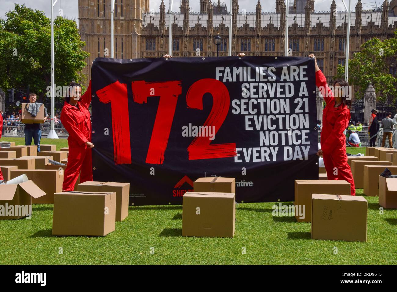 London, Großbritannien. 19. Juli 2023. Demonstranten halten ein Banner, auf dem erklärt wird, dass 172 Familien während der Demonstration jeden Tag eine Sektion 21 Zwangsräumung erhalten. Die Aktivisten der Wohltätigkeitsorganisation Shelter stellten Kartons mit Haushaltsgegenständen auf, die auf dem Parliament Square mit „Wohnzimmer“, „Küche“ usw. gekennzeichnet waren, und forderten die Regierung auf, ein Mieter-Reformgesetz vorzulegen, das die „fehlerfreien“ Räumungen von Abschnitt 21 beseitigt und die Miete fairer macht. (Foto: Vuk Valcic/SOPA Images/Sipa USA) Guthaben: SIPA USA/Alamy Live News Stockfoto