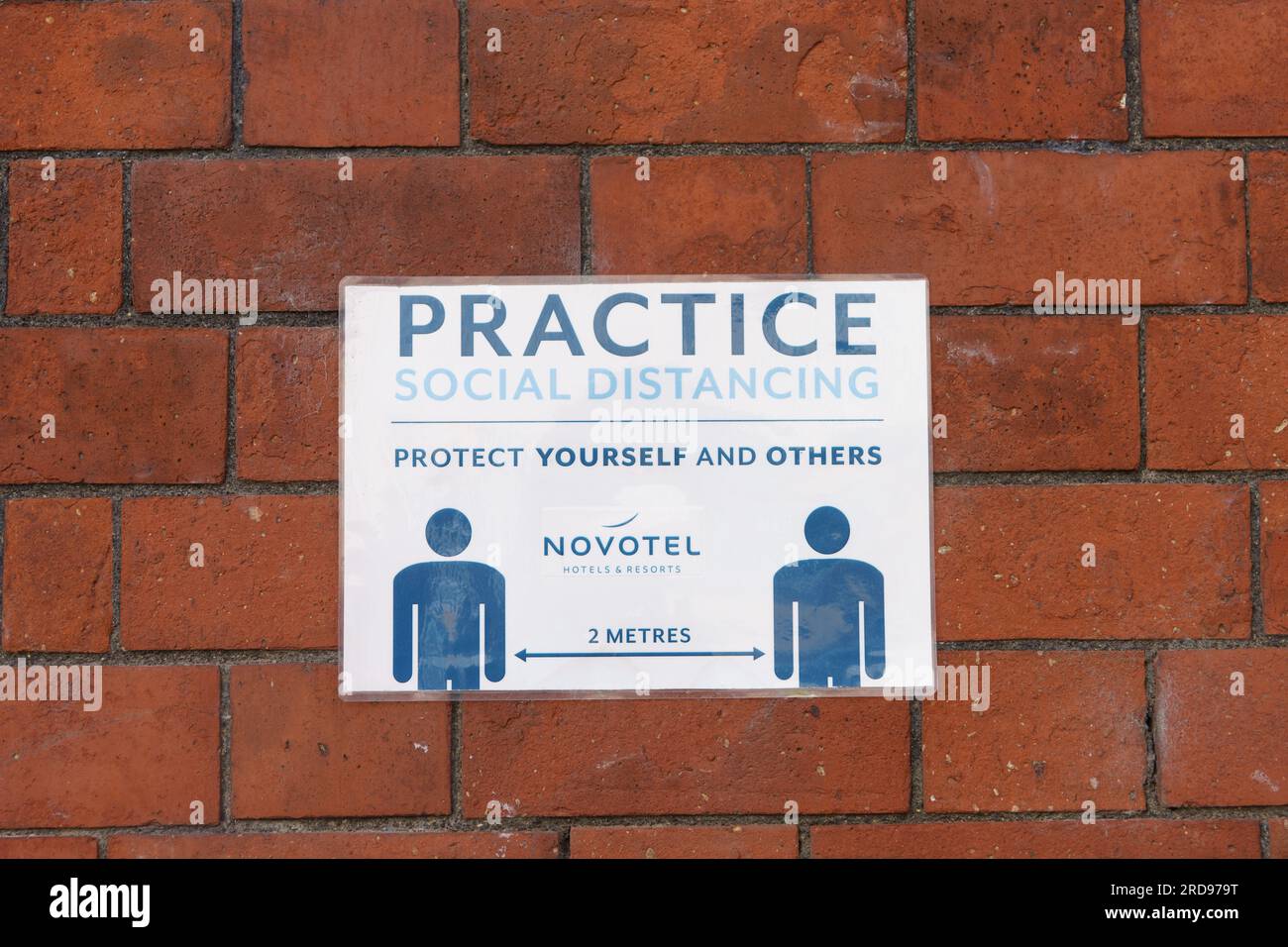 Coronavirus-Warnschild, um soziale Distanz an einer Wand zu halten. Stadtzentrum von Leicester. Stockfoto
