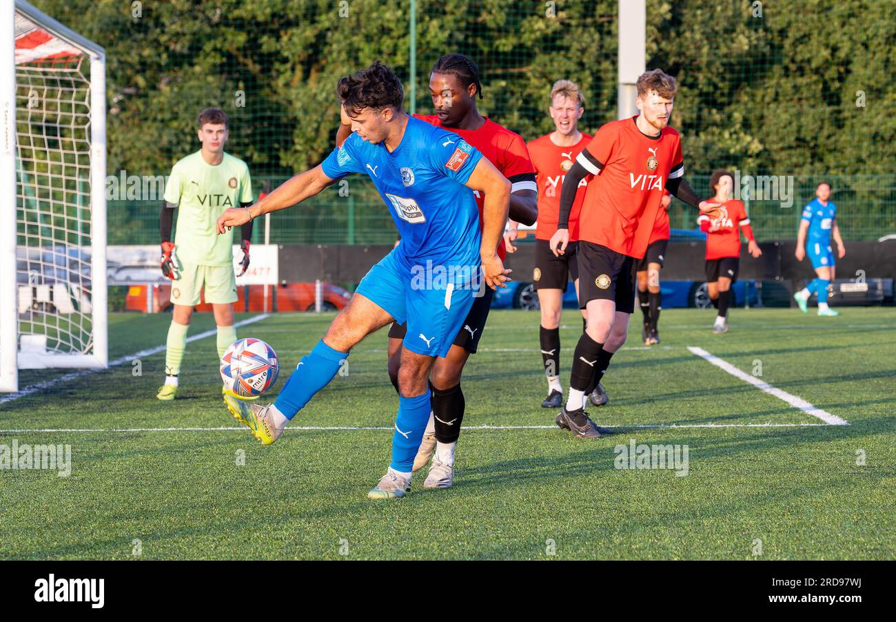 Warrington Rylands Scott Bakkor kontrolliert den Ball vor einem Stockport Town Verteidiger im Stockport Sports Village auf einem 3G-Platz Stockfoto