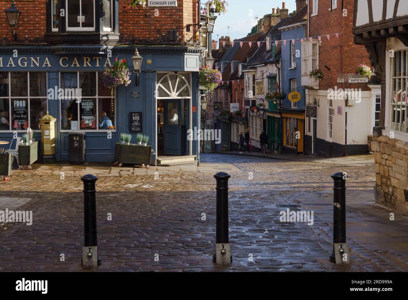 Der Magna Carta Pub am Exchequer Gate im Zentrum von Lincoln, Lincolnshire, Großbritannien, mit Blick auf die steile Straße. Stockfoto