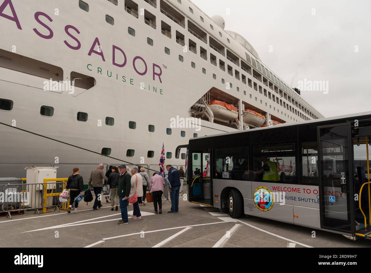 Kirkwall, Orkney Island, Schottland, Großbritannien. 4. Juni 2023 Kreuzfahrtpassagiere kehren mit Shuttle-Bussen, die von den örtlichen Behörden bereitgestellt werden, zu ihrem Schiff zurück. Stockfoto