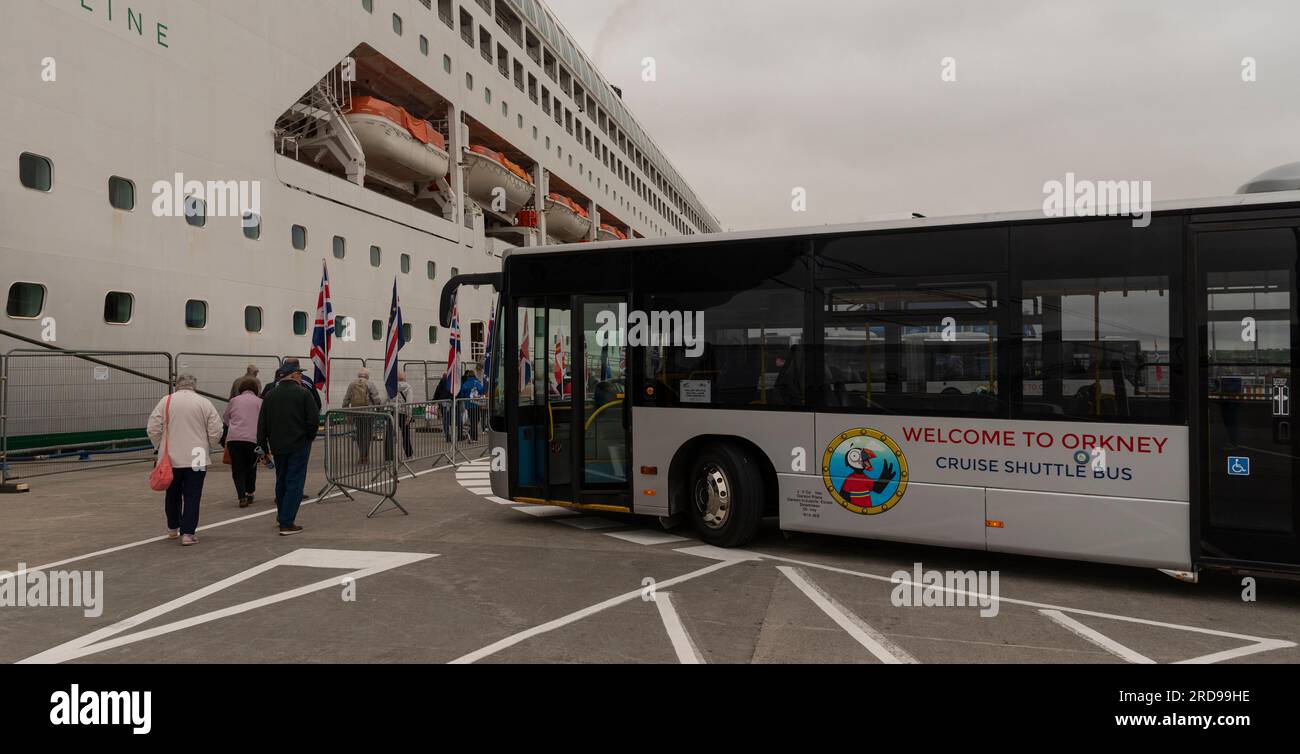 Kirkwall, Orkney Island, Schottland, Großbritannien. 4. Juni 2023 Kreuzfahrtpassagiere kehren mit Shuttle-Bussen, die von den örtlichen Behörden bereitgestellt werden, zu ihrem Schiff zurück. Stockfoto