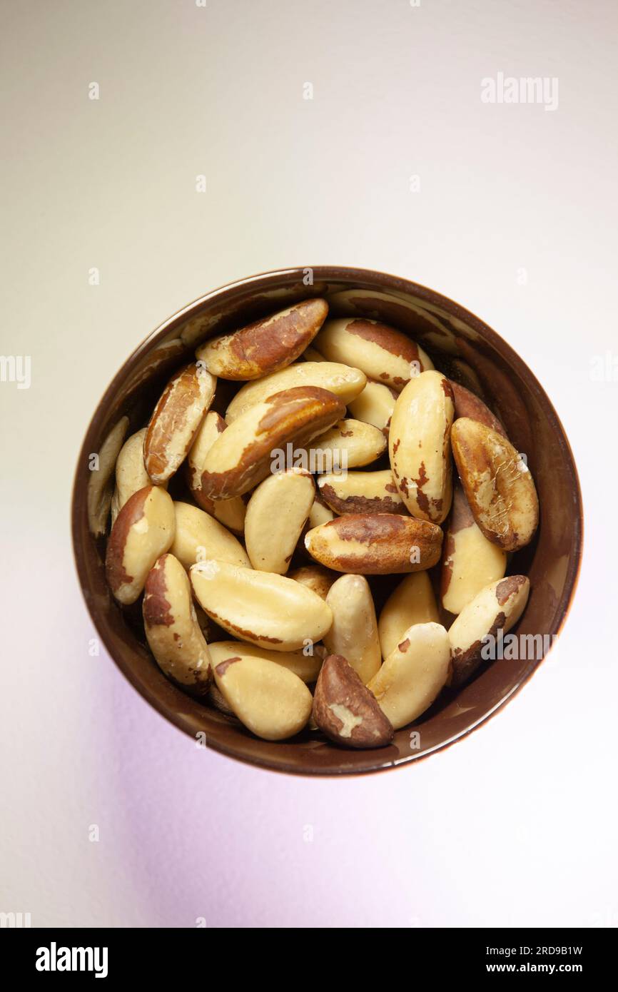 Paranüsse in einer dunklen Keramikschüssel. Draufsicht. Stockfoto
