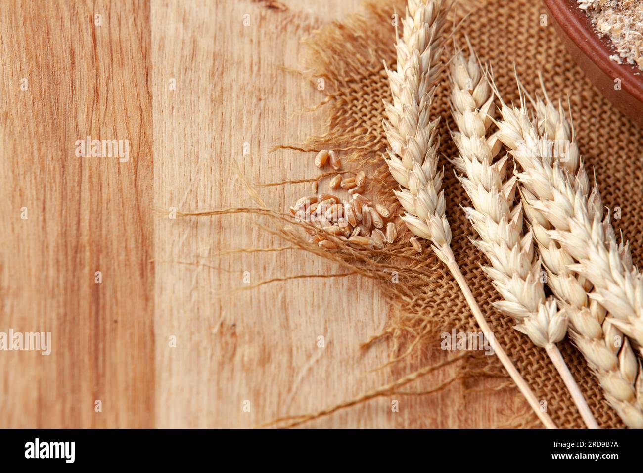 Weizenohren auf Holzhintergrund. Lebensmittelkonzept. Stockfoto