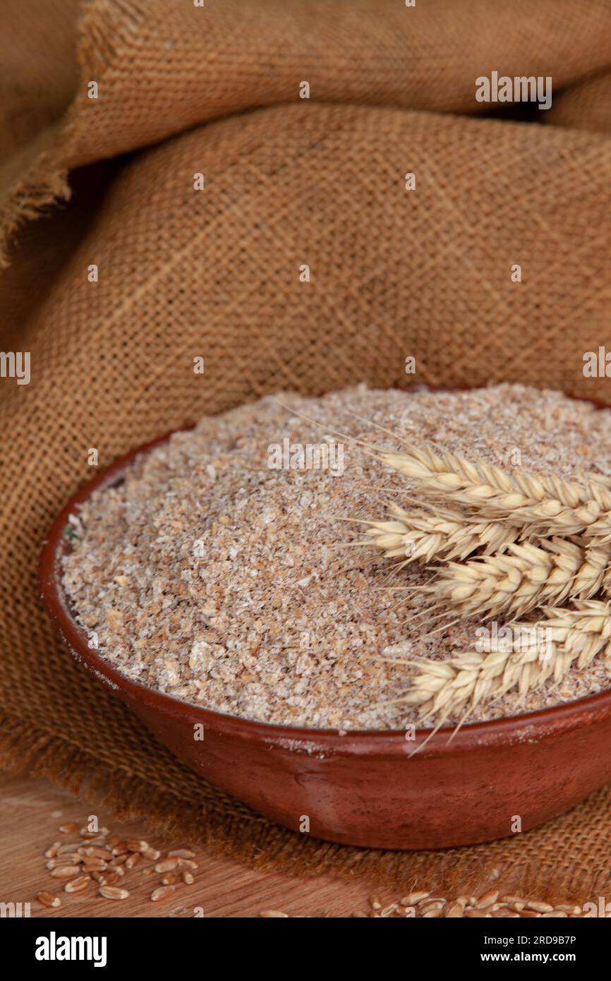 Weizenohr auf einer Schüssel Kleie. Lebensmittelkonzept. Stockfoto