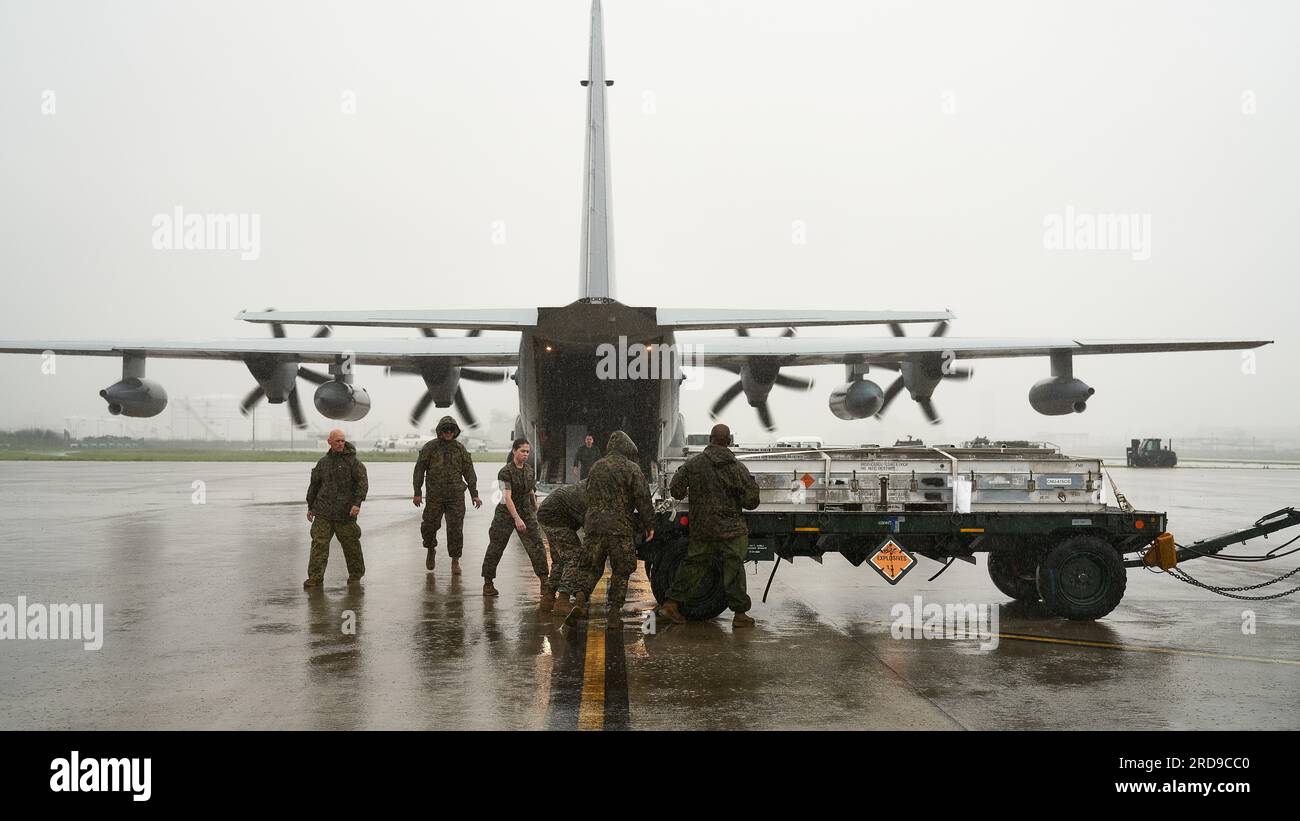 USA Marines, die der Marine Aviation Logistics Squadron 12, Marine Aircraft Group 12 und Marine Aerial Tanker Transport Squadron 352 (VMGR-352) zugeteilt sind, bewegen am 7. Juli 2023 in der Marine Corps Air Station Iwakuni, Japan, Kampfmittel auf ein KC-130J Super Hercules-Flugzeug. VMGR-352 und MALS-12 haben ihre Fähigkeit unter Beweis gestellt, Kampfmittel bei MCAS Iwakuni, das einzigartig qualifiziert ist, um die gemeinsame Truppe zu ermöglichen, durch die Nutzung des gemeinsam gelegenen Hafens und Flugplatzes der Station, der als Zwischenstopp für den Betrieb nichtökologischer/nichtbiologischer Luftfahrzeuge dient, oder einer Reihe anderer betrieblicher Tätigkeiten zu beladen. (USA Marinekorps Stockfoto