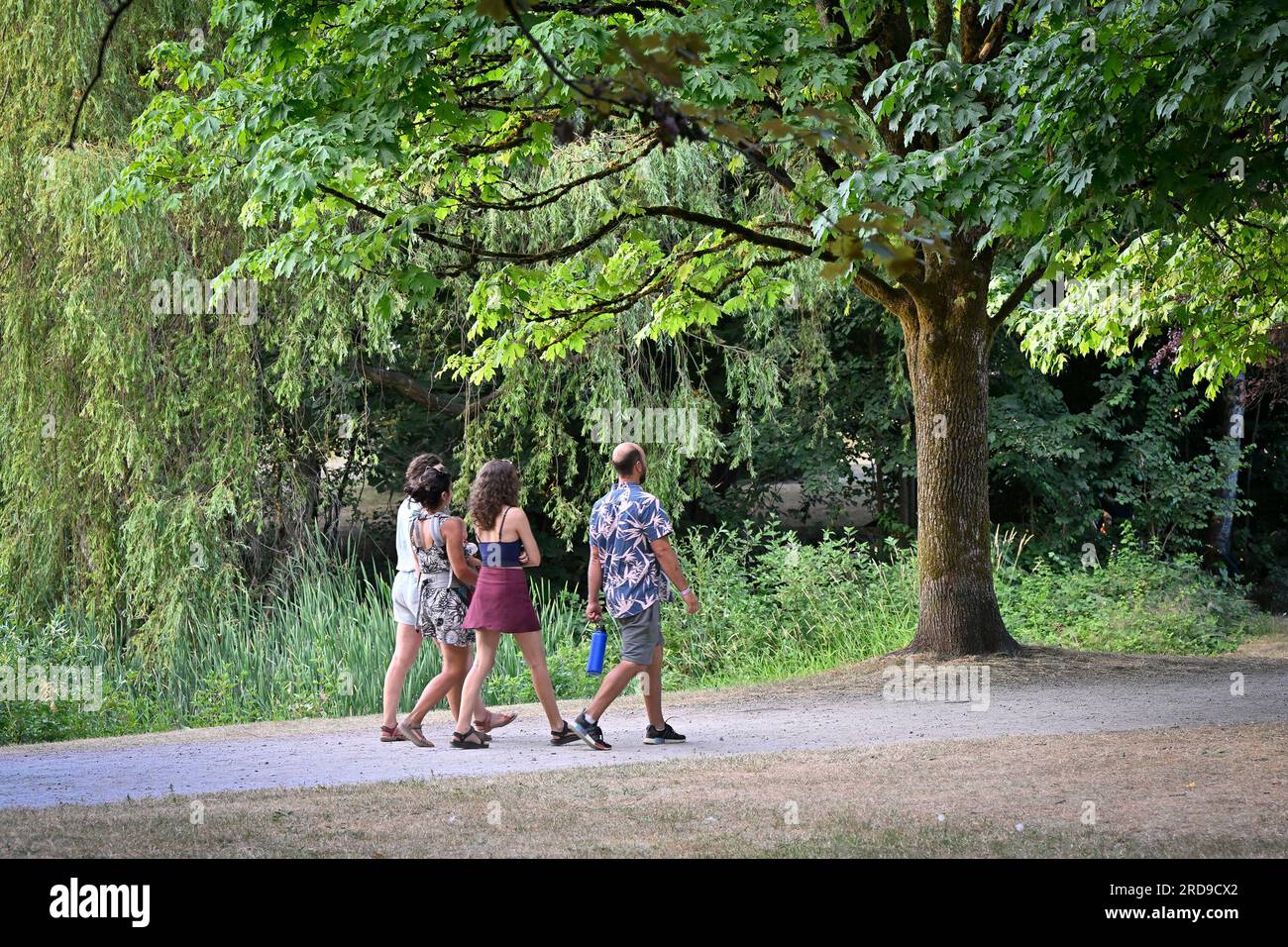 Leute, die durch Jericho Park, Vancouver, British Columbia, Kanada schlendern Stockfoto