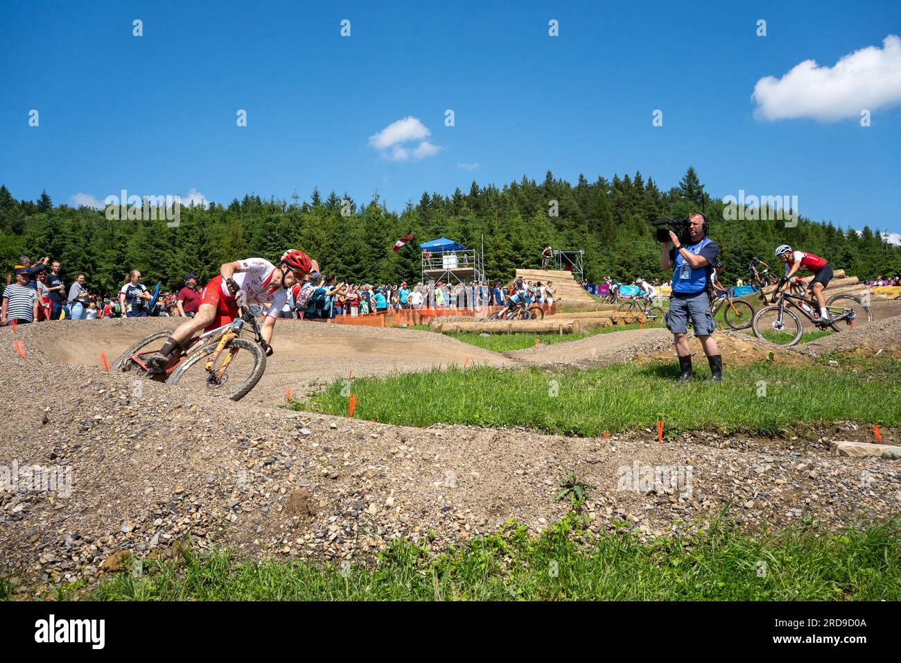 Bartłomiej Wawak auf der Schnellwende – UEC MTB Elite Europameisterschaft 2023 – Europaspiele – Krakau, Kraków/Krynica-Zdrój Stockfoto