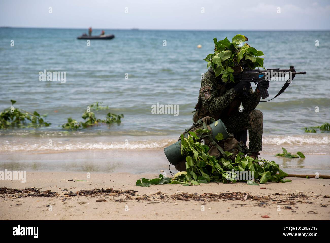 Ein kolumbianischer Marine bietet Sicherheit an einem Strand während einer Demonstration der amphibischen Fähigkeiten für UNITAS LXIV in Escuela de Formación de Infantería Marina Coveñas in Coveñas, Kolumbien, 18. Juli 2023. Kolumbianische Marines sind in einer Vielzahl von amphibischen Fähigkeiten ausgebildet und nutzen viele Werkzeuge, um amphibische Operationen durchzuführen. DIE UNITAS, die dieses Jahr von Kolumbien ausgerichtet wird, ist die weltweit längste jährliche multinationale Seeverkehrsübung, die sich auf die Verbesserung der Interoperabilität zwischen mehreren Nationen und gemeinsamen Streitkräften bei Einsätzen in kleinen und amphibischen Gebieten konzentriert, um auf bestehenden aufzubauen Stockfoto