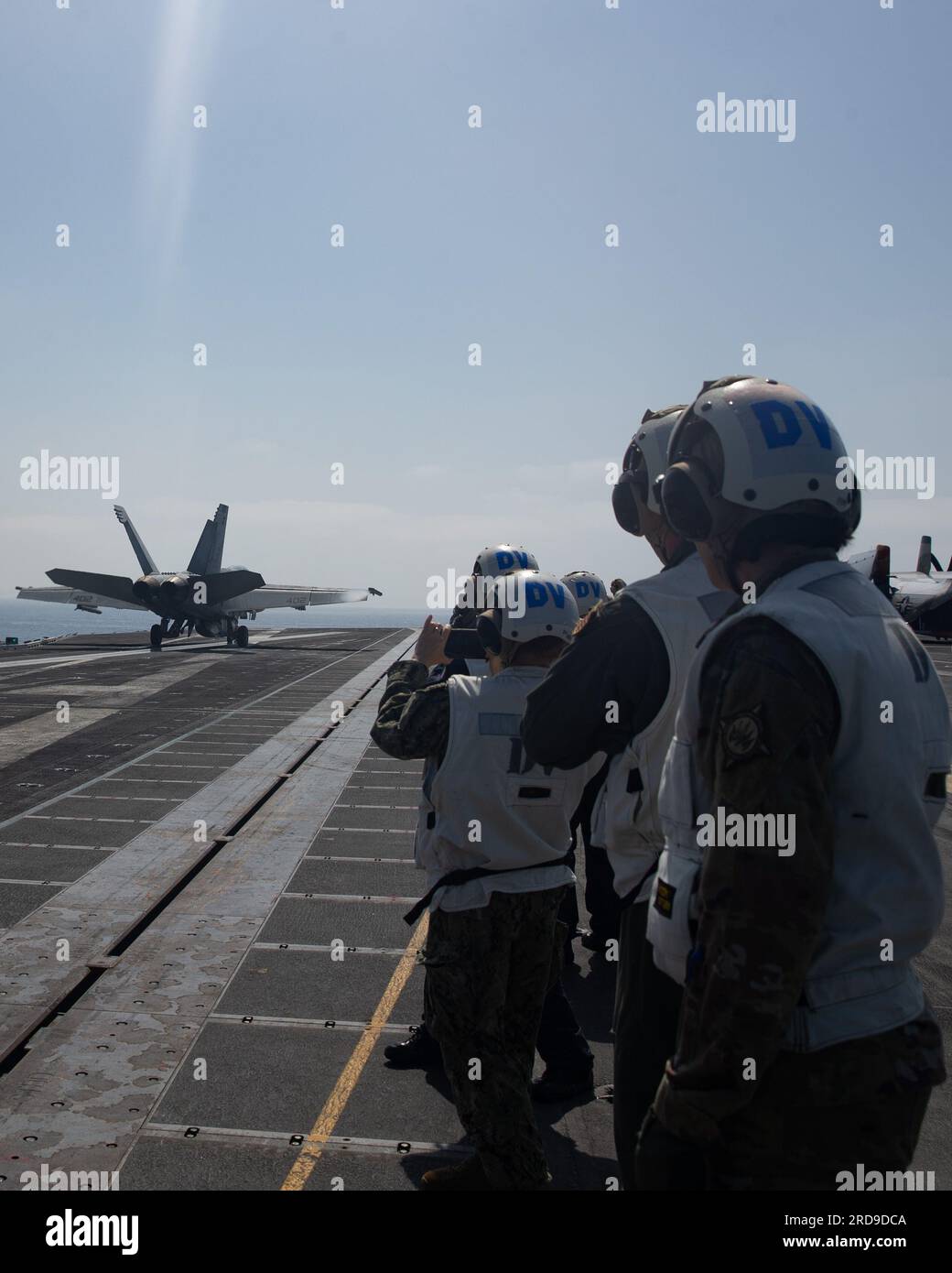 Angesehene Besucher der italienischen Marine und internationaler Medien beobachten den Flugbetrieb auf dem worldÕs größten Flugzeugträger USS Gerald R. FordÕs (CVN 78), 14. Juli 2023. Die Gerald R. Ford Carrier Strike Group beteiligt sich an Neptune Strike, einem mehrjährigen Projekt zur Harmonisierung der US- und NATO-Planungsteams, um die Anordnungs- und Kontrollbefugnisse der alliierten Marine- und Amphibienstreitkräfte an STRIKFORNATO zu übertragen, um der Allianz Sicherheit, Abschreckung und kollektive Verteidigung zu bieten. (USA Marinebild von Mass Communication Specialist 2. Class Jacob Mattingly) Stockfoto