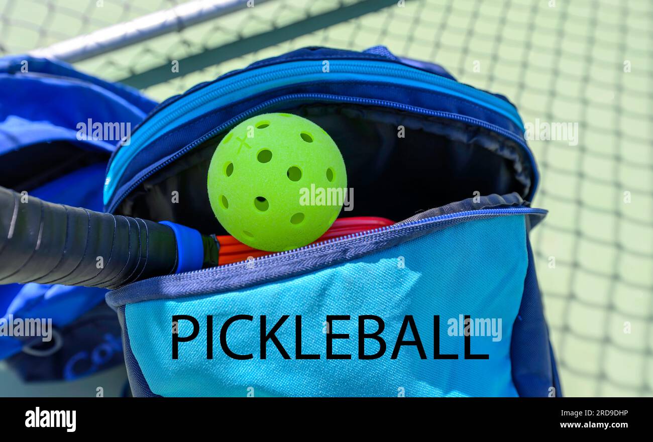 Paddel und Ball in einer Pickleball-Tasche Stockfoto