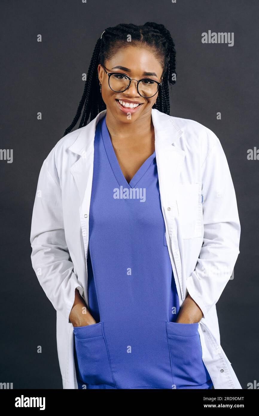 Junge lächelnde Ärztin oder Krankenschwester in weißem Kittel Stockfoto
