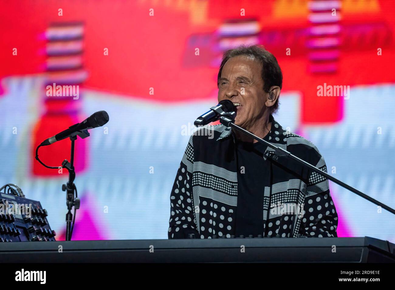 Rom, Italien. 15. Juli 2023. Roby Facchinetti, Mitglied der italienischen Band Pooh, tritt live auf der Bühne im Olympiastadion in Rom auf. (Foto: Stefano Costantino/SOPA Images/Sipa USA) Guthaben: SIPA USA/Alamy Live News Stockfoto