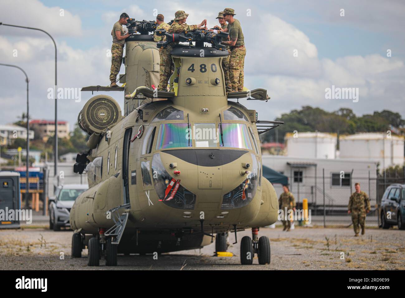 Soldaten, die der Task Force Warhawk, 16. Kampfluftfahrtbrigade, zugeteilt wurden, bereiten sich darauf vor, die CH-47 Chinook-Hubschrauberflügel während der Hafeneinsätze wieder anzubringen, um die Übung Talisman Sabre 23 im Hafen von Gladstone, Queensland, Australien, vorzubereiten, 17. Juli 2023. Talisman Sabre ist die größte bilaterale Militäraktion zwischen Australien und den Vereinigten Staaten, die ein freies und offenes Indo-Pacific vorantreibt, indem die Beziehungen und die Interoperabilität zwischen wichtigen Verbündeten gestärkt und unsere kollektiven Fähigkeiten verbessert werden, um auf eine Vielzahl potenzieller Sicherheitsbedenken zu reagieren. (USA Foto der Armee von Sgt. Ashunteia’ S. Stockfoto