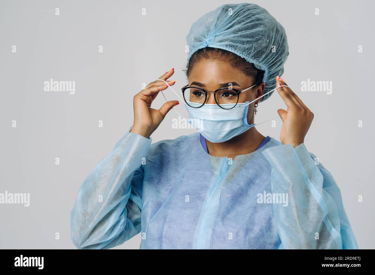 Portrait der jungen afroamerikanischen Ärztin oder Krankenschwester auf medizinischer Schutzkleidung mit Maske Stockfoto