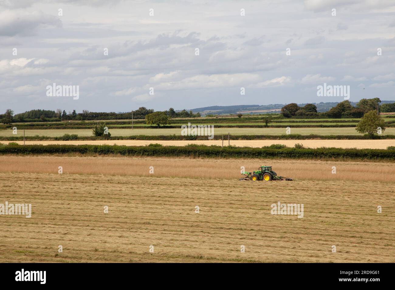 Ein Landwirt fährt einen Traktor auf einem Feld in der Nähe des Newt, Bruton Somerset Stockfoto