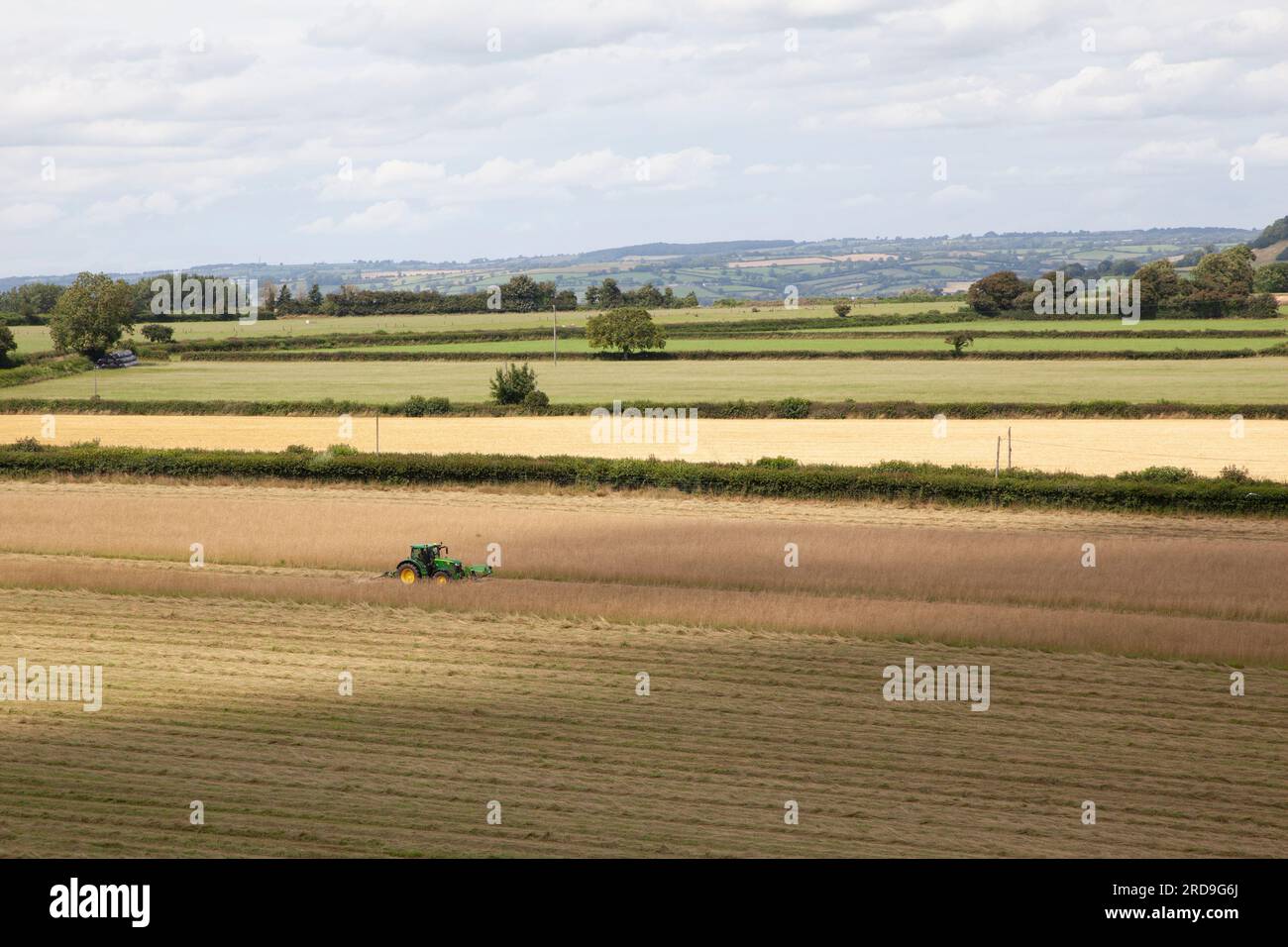 Ein Landwirt fährt einen Traktor auf einem Feld in der Nähe von Newt, Bruton/Castle Cary Somerset Stockfoto