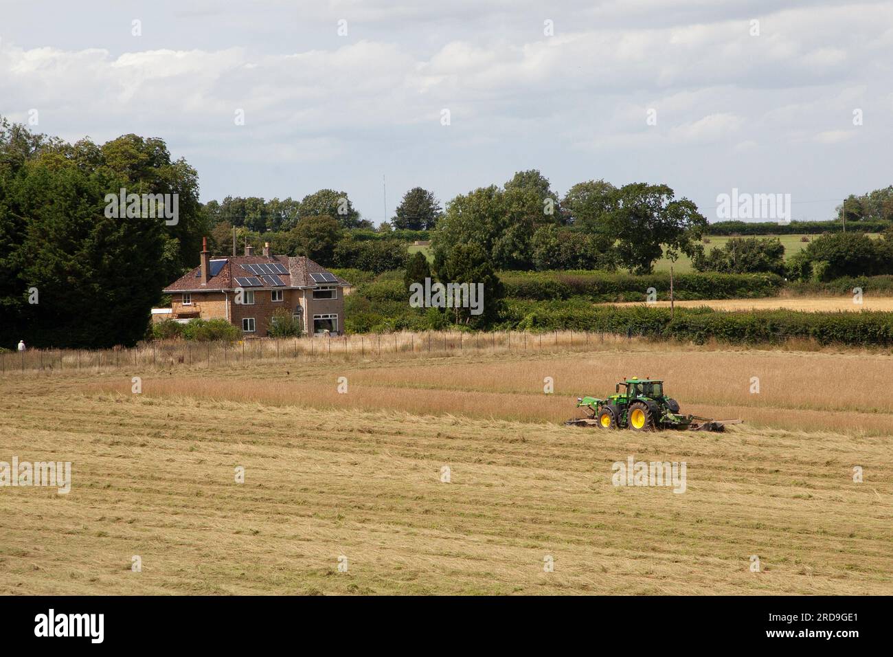 Ein Bauer fährt einen Traktor auf einem Feld beim Newt in der Nähe von Bruton/Castle Cary Somerset Stockfoto