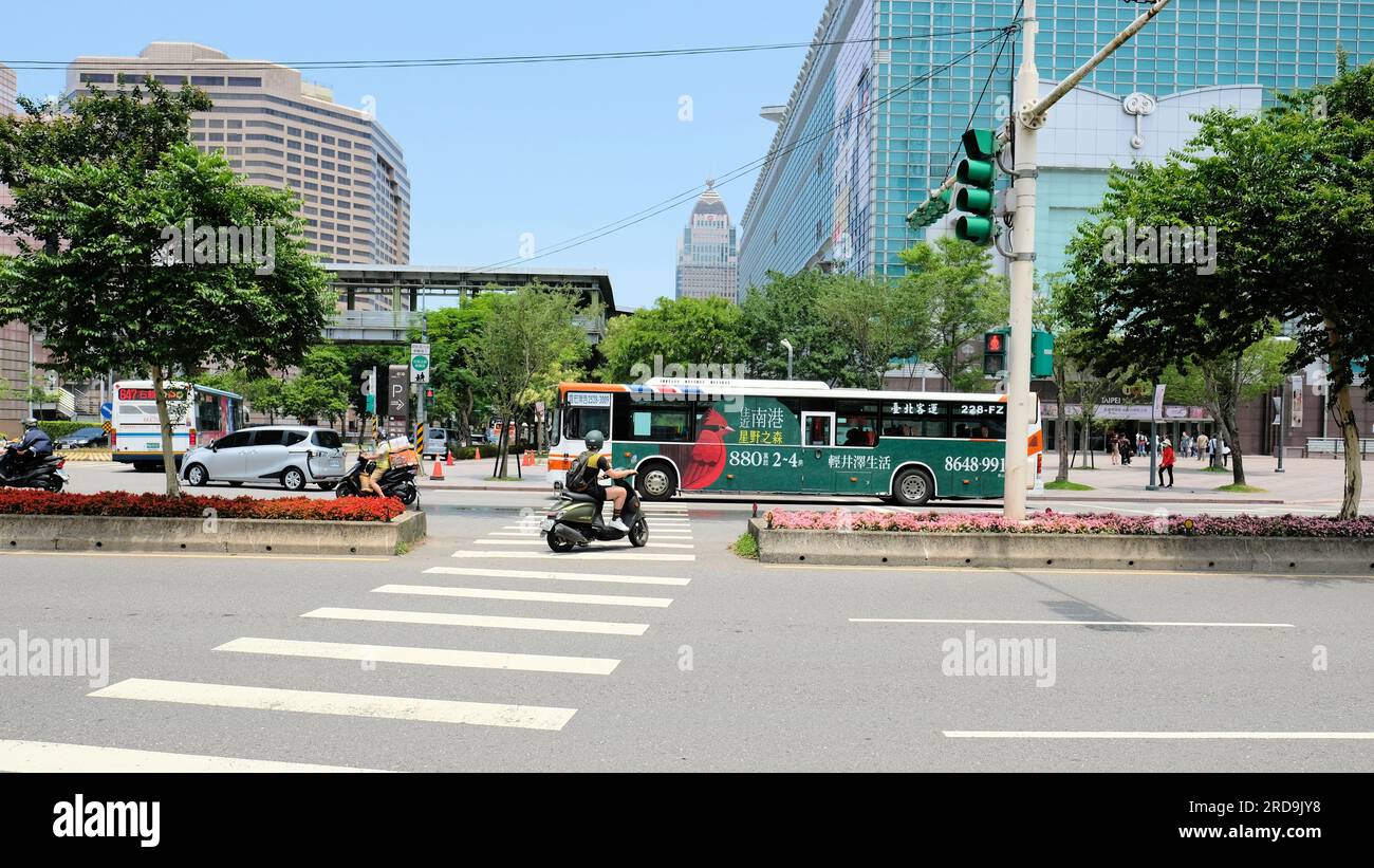 Busse, Motorroller und Menschen auf der Xinyi Road vor Taipei 101 oder dem Taipei World Trade Center; Taipei, Taiwan Street, Street, Road, Verkehr. Stockfoto