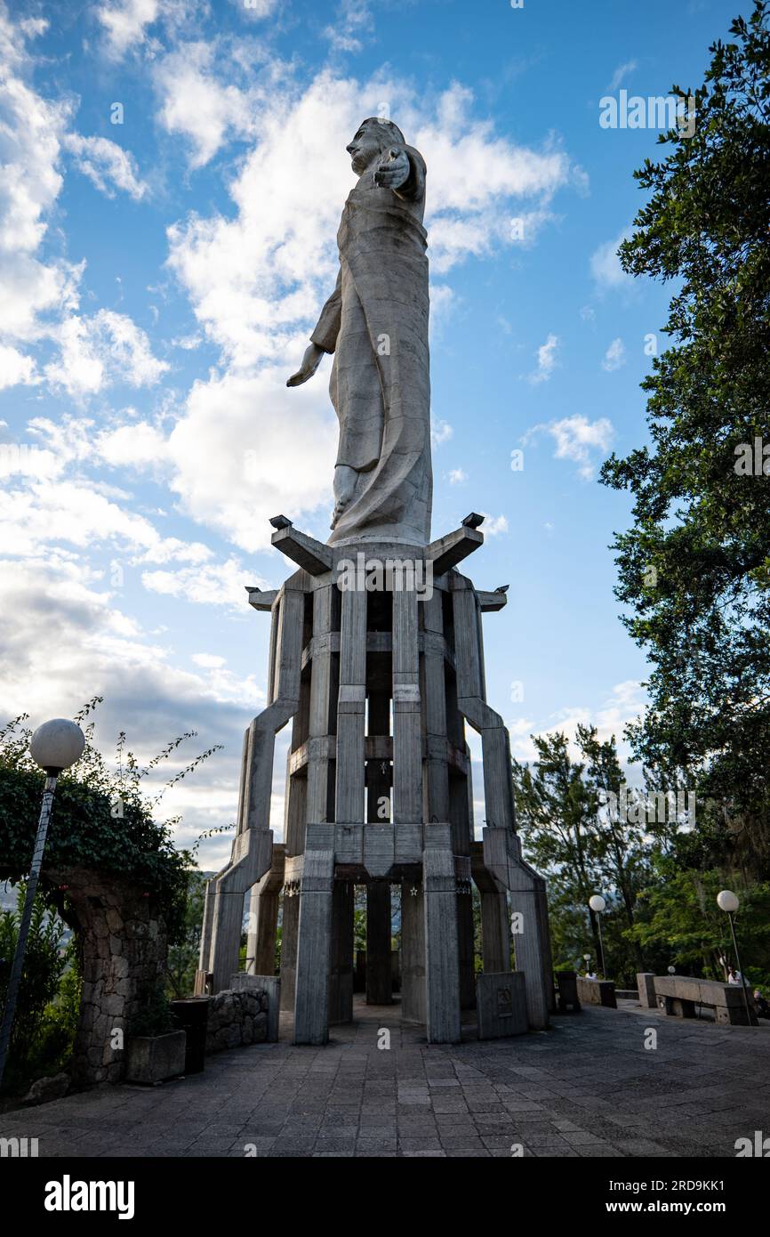 Tegucigalpa, Francisco Morazan, Honduras - 11. Dezember 2022: Christusstatue auf einem großen Betonsockel, ein Denkmal auf dem HIL Stockfoto