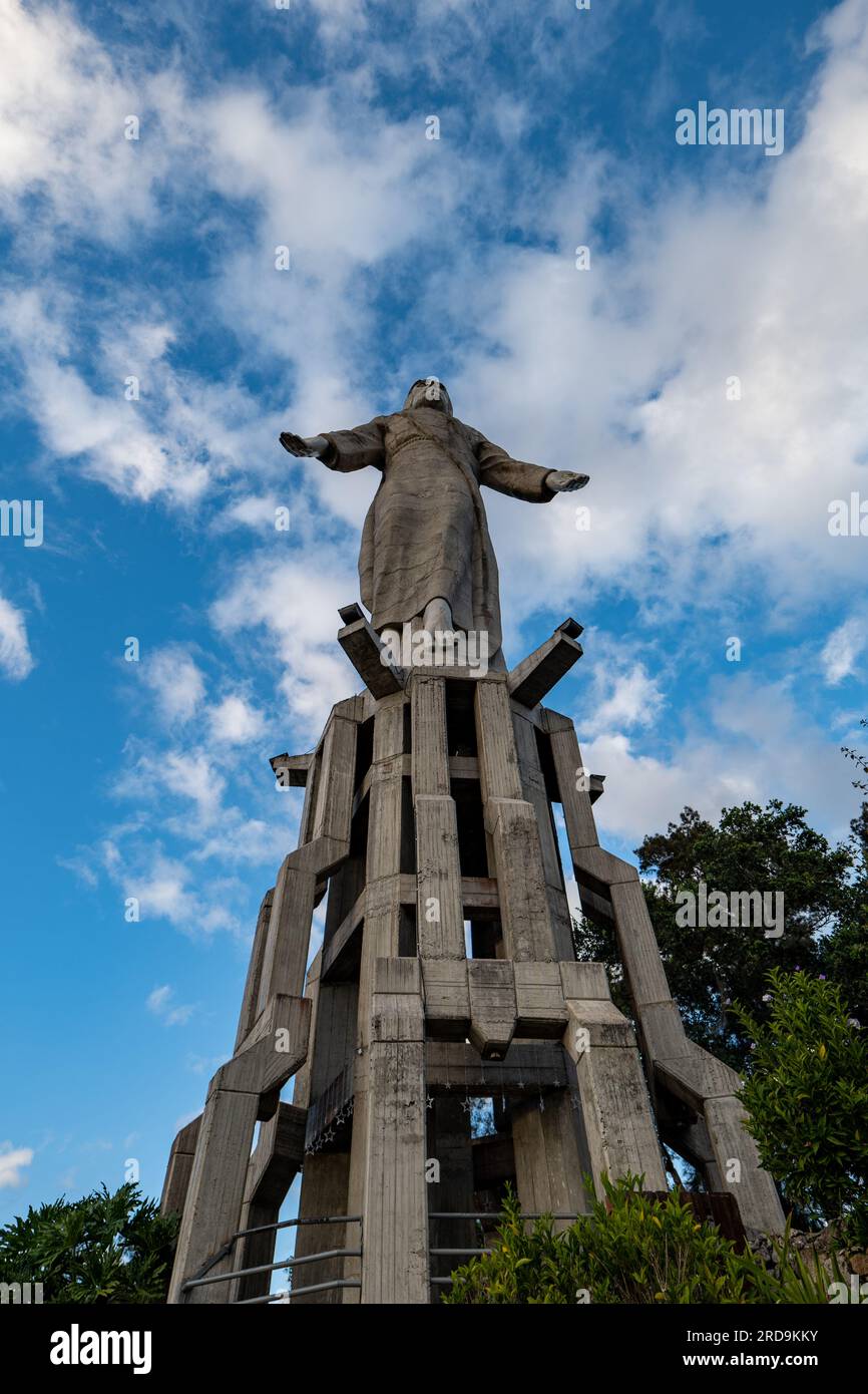 Tegucigalpa, Francisco Morazan, Honduras - 11. Dezember 2022: Christusstatue auf einem großen Betonsockel, ein Denkmal auf dem HIL Stockfoto