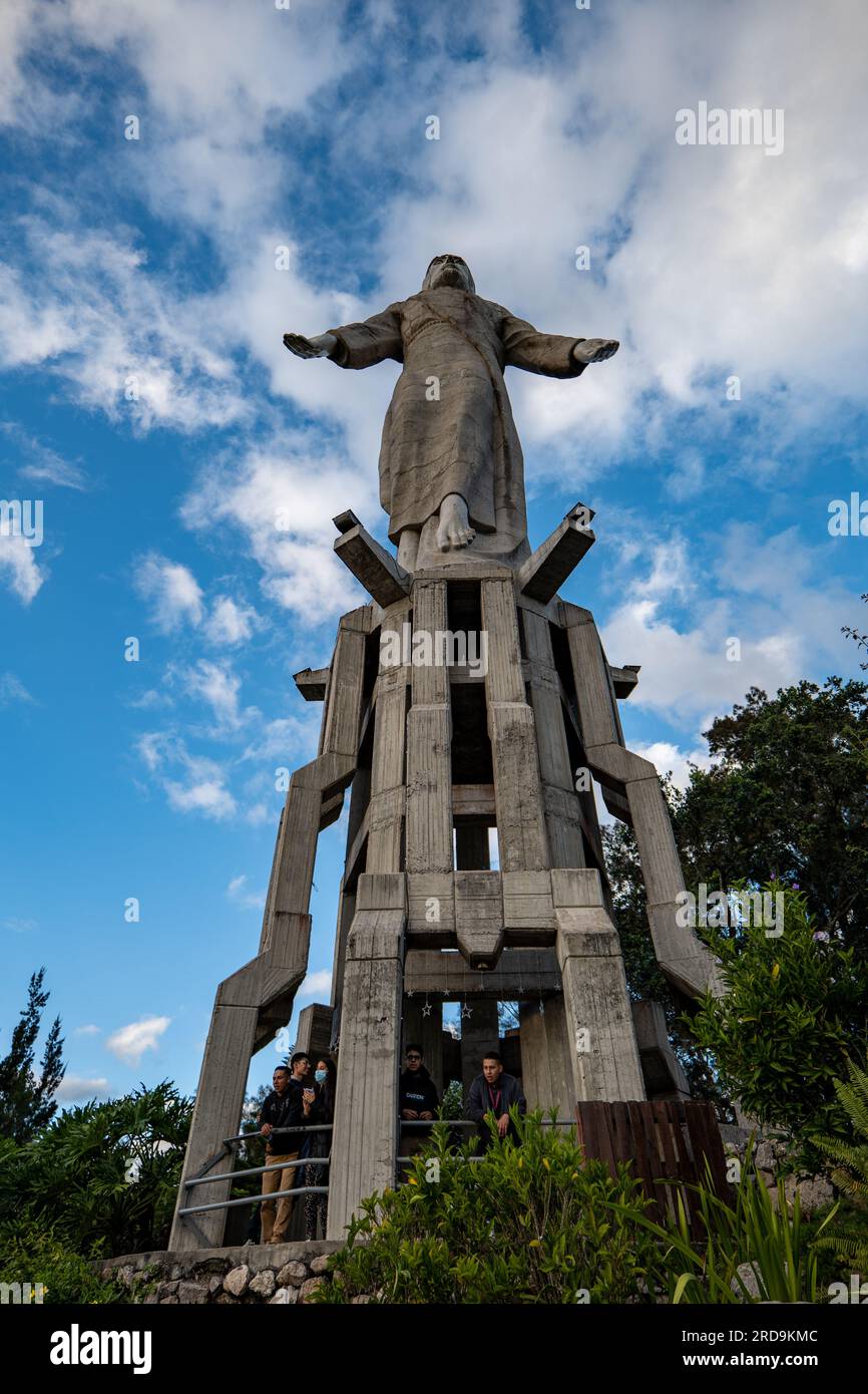 Tegucigalpa, Francisco Morazan, Honduras - 11. Dezember 2022: Christusstatue auf einem großen Betonsockel, ein Denkmal auf dem HIL Stockfoto