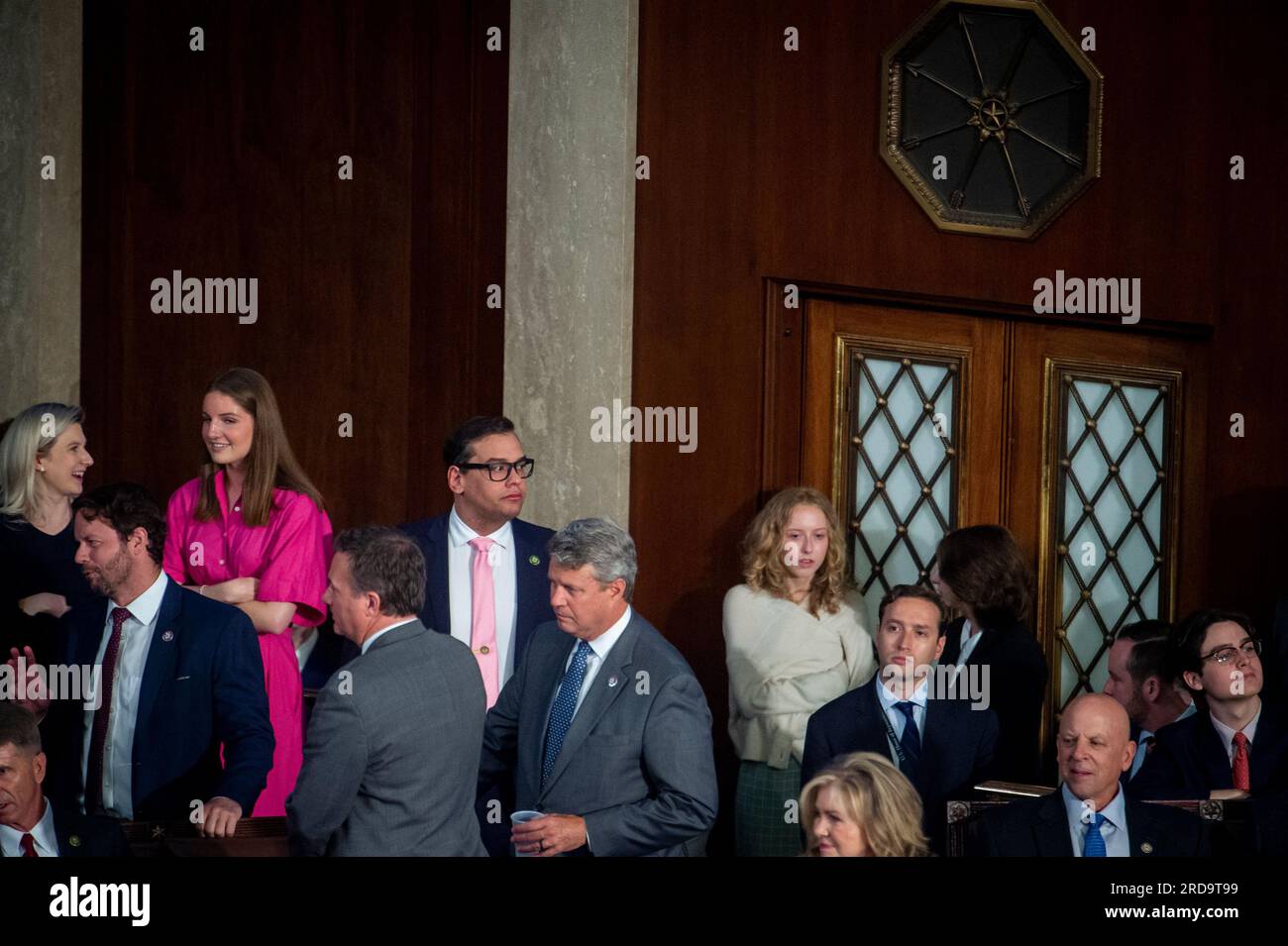 Der US-Repräsentant George Santos (Republikaner von New York) hat vor der Ankunft des Präsidenten des Staates Israel Isaac Herzog während eines gemeinsamen Kongressgesprächs im US-Kapitol in Washington, DC, am Mittwoch, den 19. Juli 2023, Schwierigkeiten, einen Sitz in der Kammer des Hauses zu finden. Kredit: Rod Lamkey/CNP/MediaPunch Stockfoto