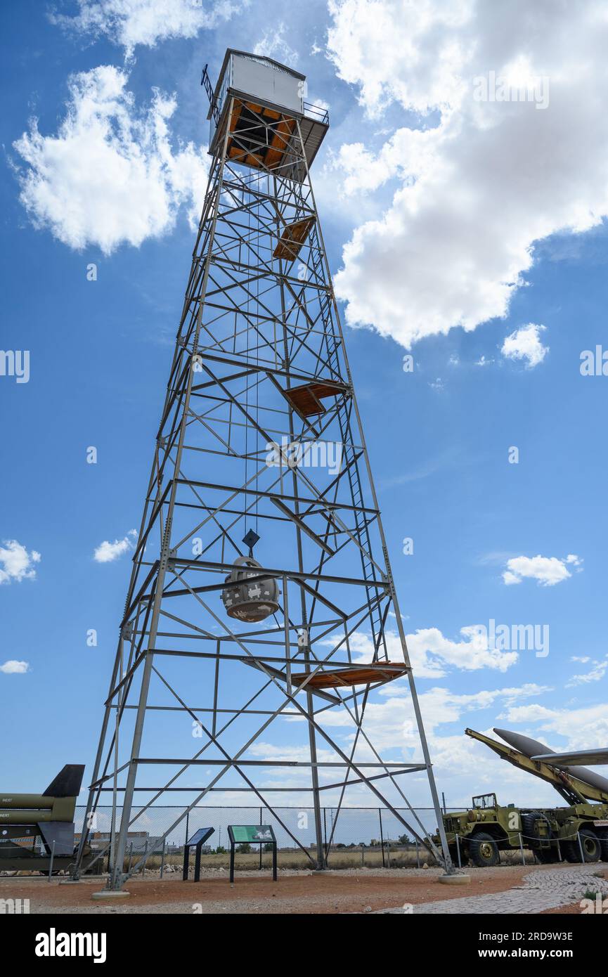 Eine Nachbildung des ‚Gadget‘, des ersten getesteten Atomgerätes, wird an einer Nachbildung des 100-Fuß-Stahlturms gehängt, der während des Tests am Standort Trinity in White Sands Missile Range, New Mexico, verwendet wurde und am 19. Juli im National Museum of Nuclear Science & History ausgestellt wird. 2023 in Albuquerque, New Mexico. Der Film „Oppenheimer“, Regie von Christopher Nolan, wird am 21. Juli 2023 veröffentlicht und hat einen Anstieg des Atomtourismus bewirkt, in dem Besucher mehr über das Atomzeitalter erfahren, indem sie bedeutende Stätten der Atomgeschichte und Museen mit nuklearen Artefakten nach einer jüngeren Mauer besuchen Stockfoto