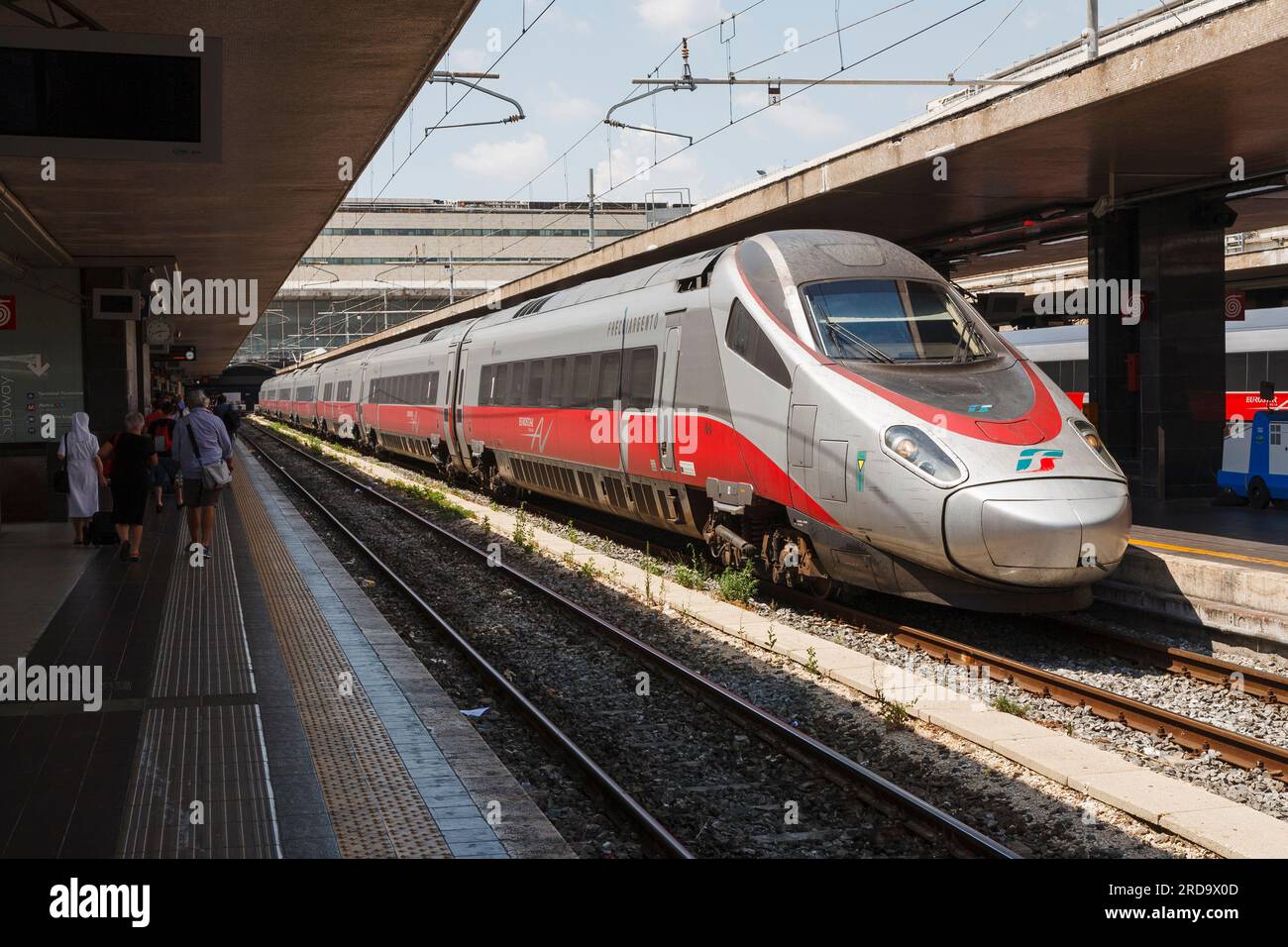 Italienischer Schnellzug FS am Bahnhof Rom Stockfoto