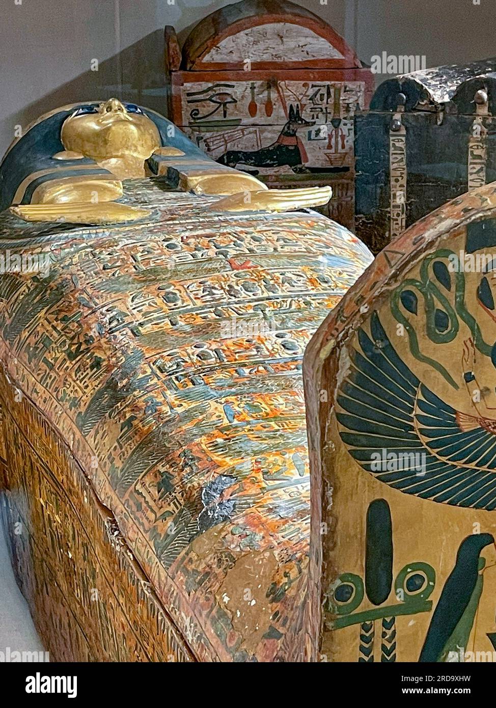 Kairo, Ägypten - 15. Juli 2023: Goldener Sarkophag eines ägyptischen Pharaos. Stockfoto