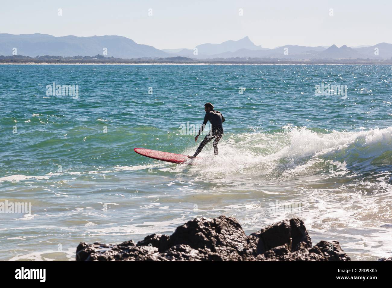 Surfen Sie auf dem Wellengang an einem NSW Mid North Coast Strand Stockfoto