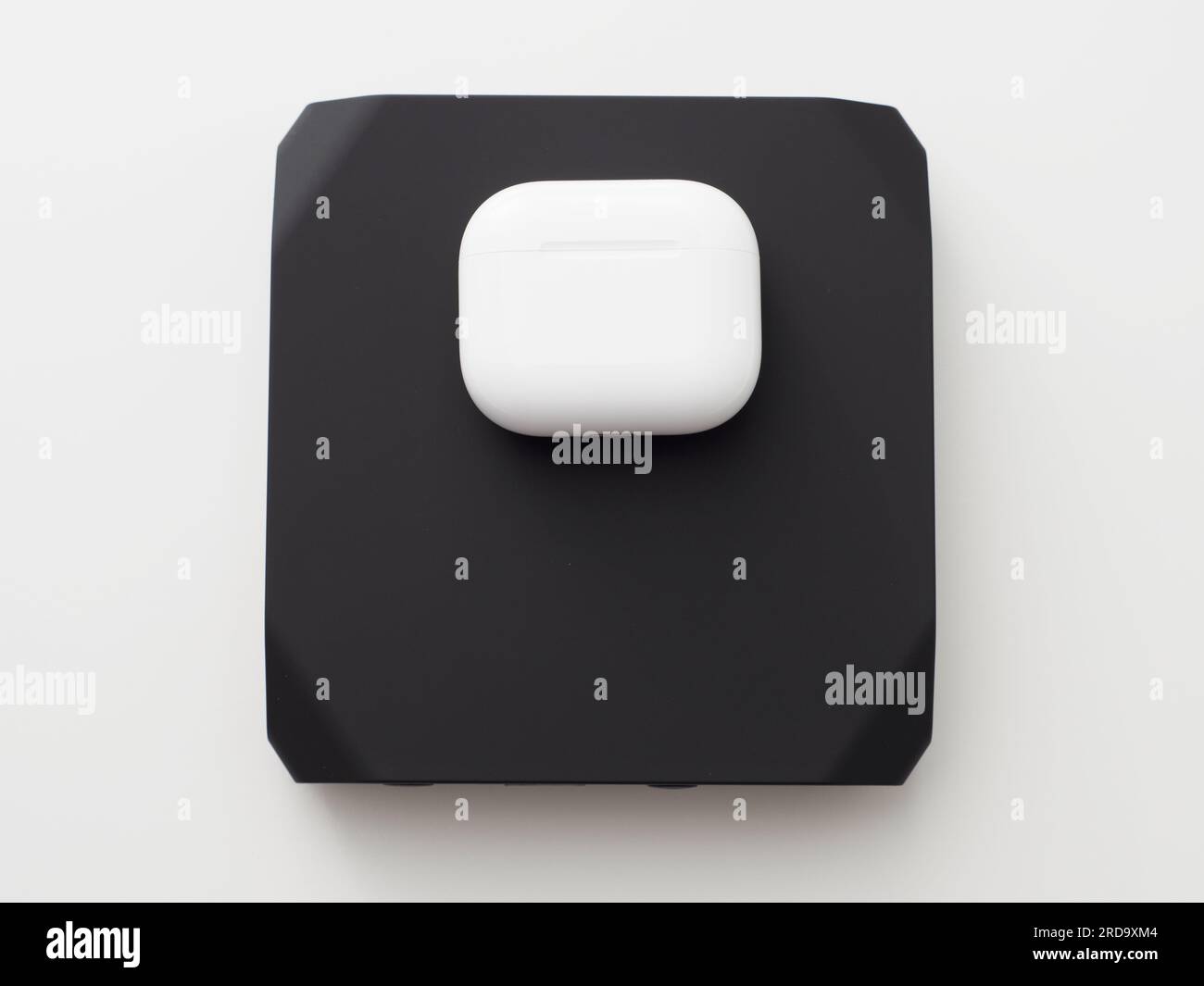 Die Kopfhörertasche kann über einen externen tragbaren Akku mit kabelloser Technologie aufgeladen werden. Stockfoto