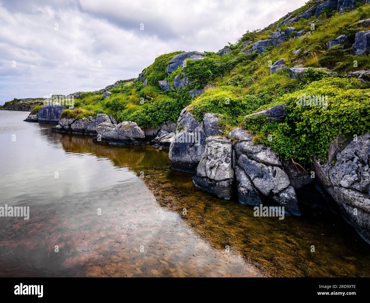 Wunderschöner großer See auf der Insel Inisheer Aran Irland Touristenattraktion Niemand Stockfoto