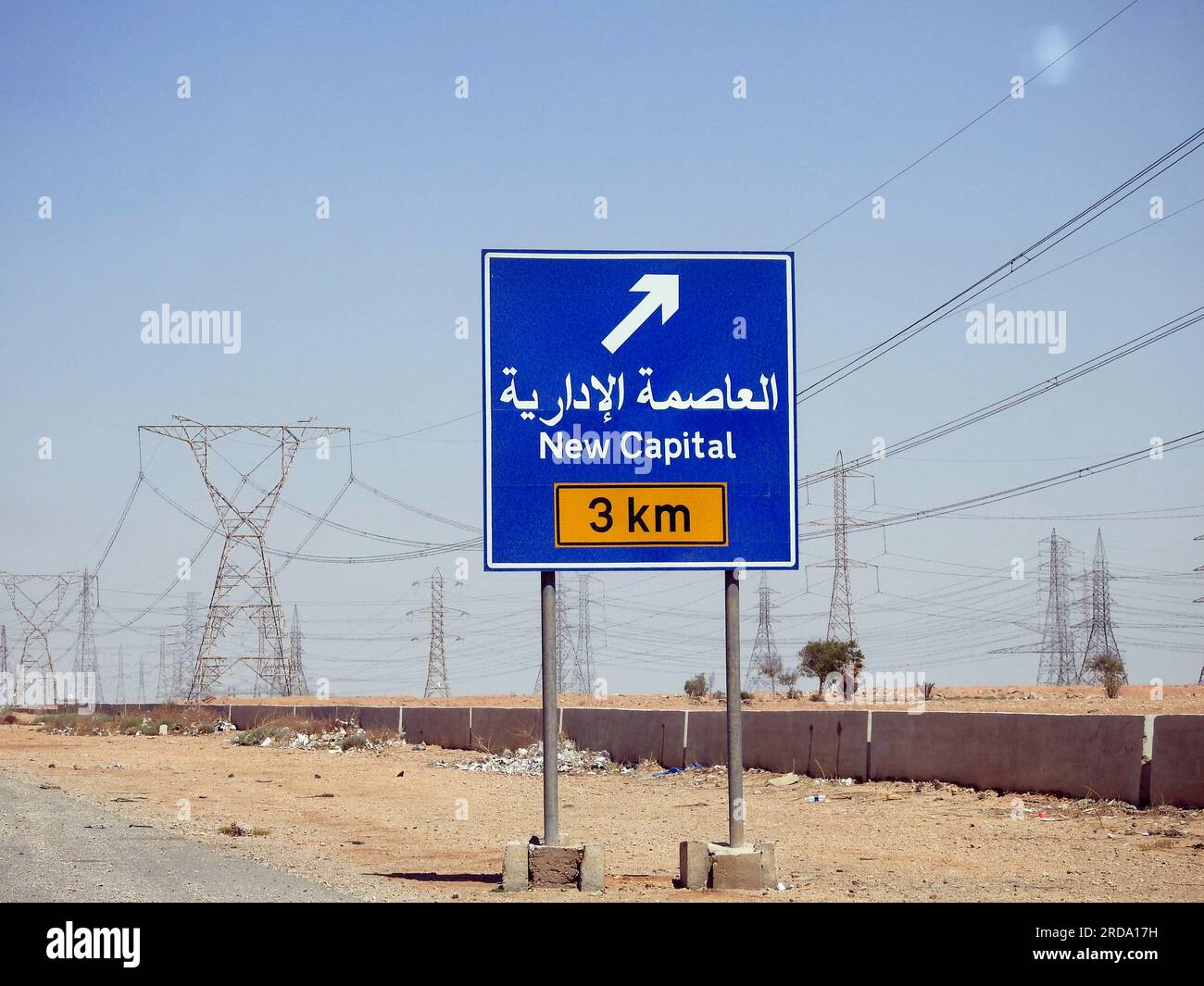 Die Straßenschilder auf der Suez Cairo Autobahn geben die Richtung New Administrative Capital (NAC) in arabischer und englischer Sprache, eine neue Stockfoto