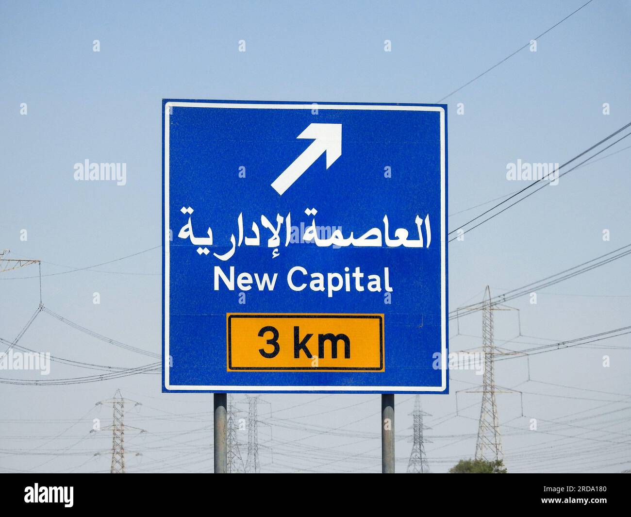 Die Straßenschilder auf der Suez Cairo Autobahn geben die Richtung New Administrative Capital (NAC) in arabischer und englischer Sprache, eine neue Stockfoto