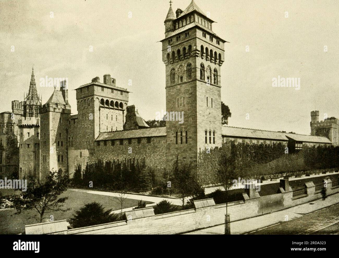 Cardiff Castle aus dem Buch " in unbekanntem England " ein Rekord einer 7000 km langen Tour mit dem Motor der unbesuchten Ecken und Ecken und der Schreine von besonderem Interesse in England; Mit Einbrüchen in Schottland und Irland von Murphy, Thomas Dowler, 1866-1928 Publisher Boston, L. C. Seite 1910 Stockfoto