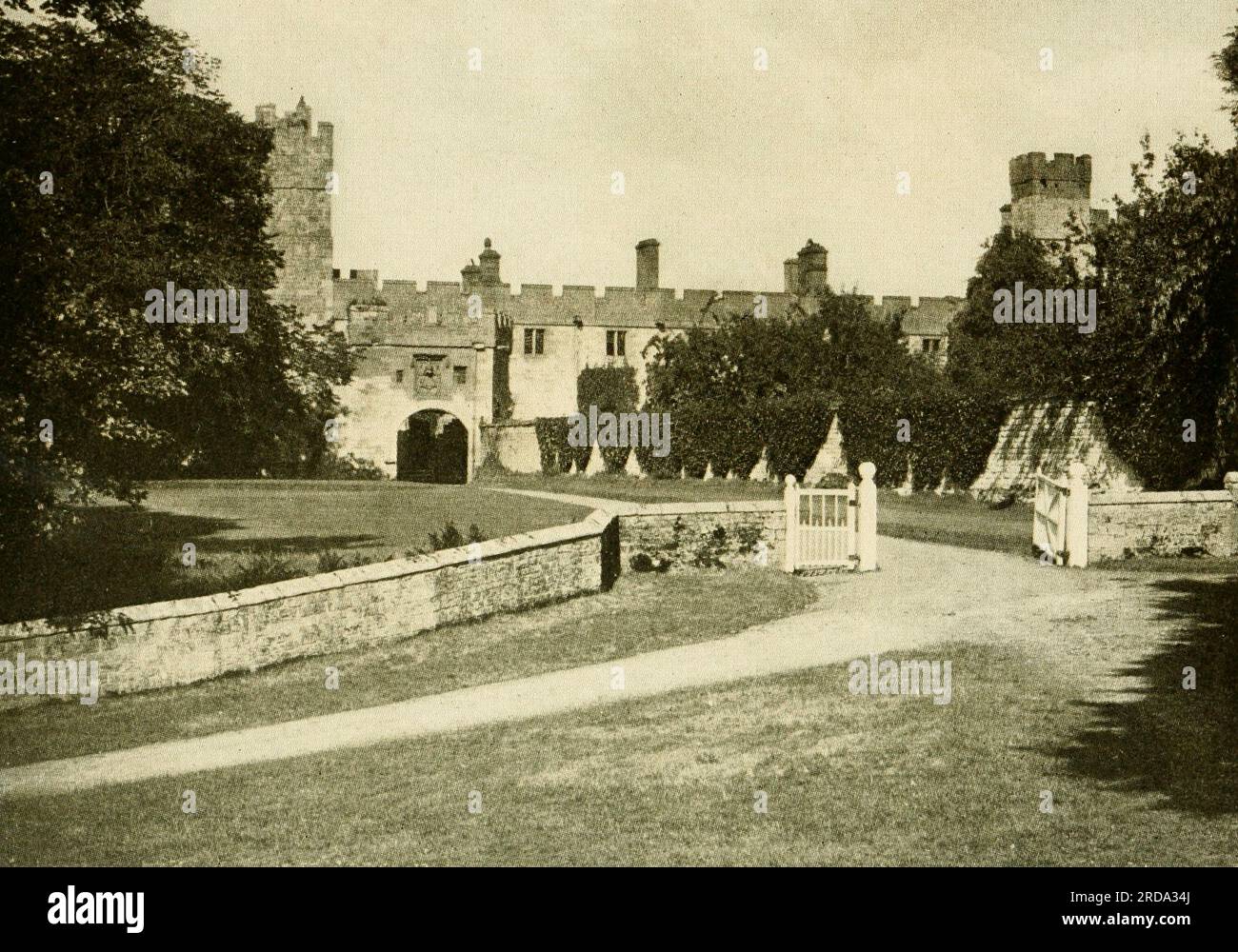 Naworth Castle, Cumbria aus dem Buch " in unbekanntem England " eine Aufzeichnung einer 7000 km langen Tour mit dem Motor der unbesuchten Ecken und Ecken und der Schreine von besonderem Interesse in England; Mit Einbrüchen in Schottland und Irland von Murphy, Thomas Dowler, 1866-1928 Publisher Boston, L. C. Seite 1910 Stockfoto