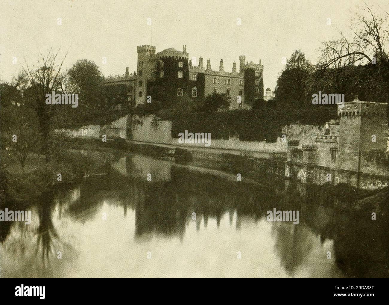 Kilkenny Castle, Irland aus dem Buch " in unbekanntem England " ein Rekord einer 7000 km langen Tour mit dem Motor der unbesuchten Ecken und Ecken und der Schreine von besonderem Interesse in England; Mit Einbrüchen in Schottland und Irland von Murphy, Thomas Dowler, 1866-1928 Publisher Boston, L. C. Seite 1910 Stockfoto