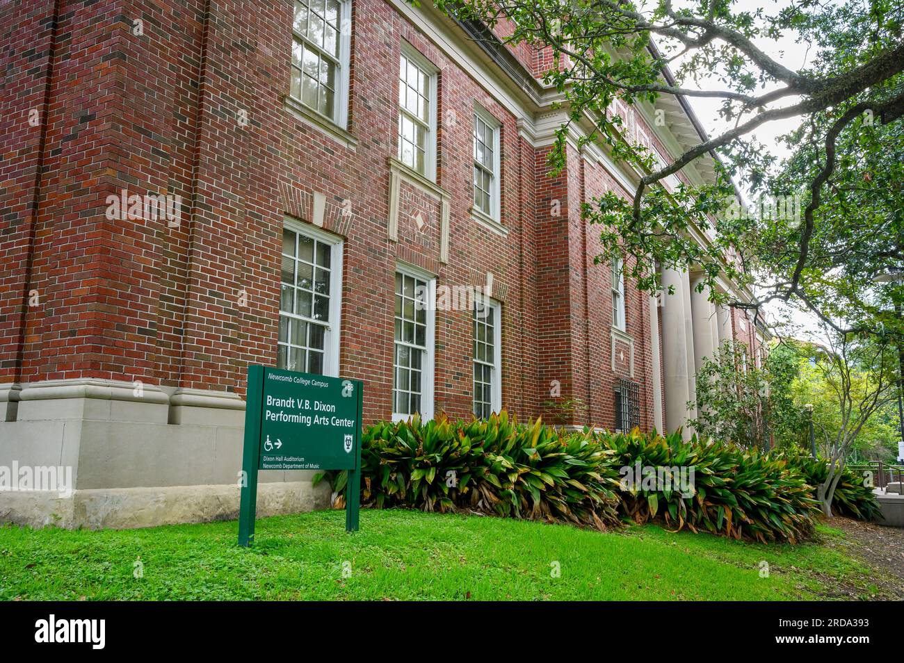 NEW ORLEANS, LA, USA - 19. JULI 2023: Brandt V. Dixon Performing Arts Center auf dem Campus der Tulane University Stockfoto