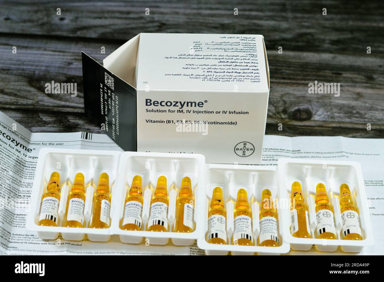 Kairo, Ägypten, Juni 26 2023: Becozyme Injection Vitamine B1, B2, B3, B5, B6 i.v. Ampullen, Thiaminhydrochlorid, Riboflavin Natriumphosphat, Nicoti Stockfoto