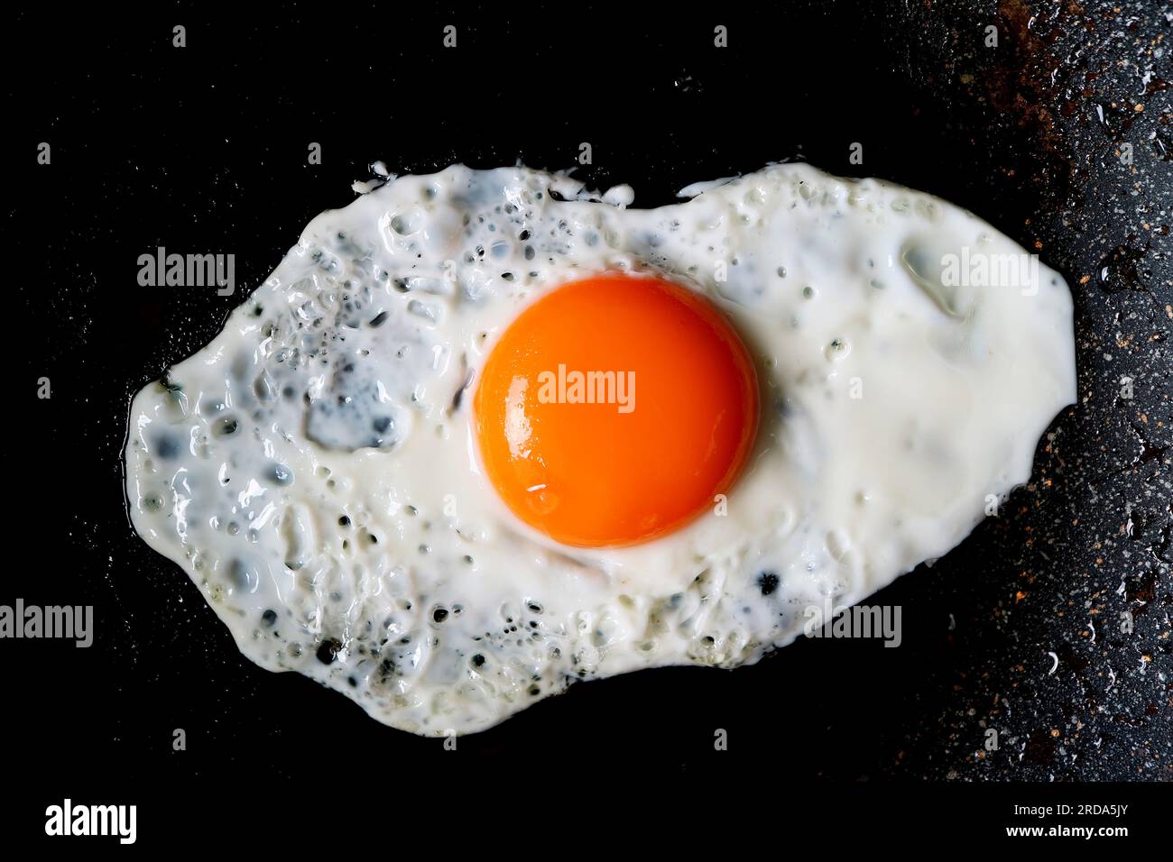 Draufsicht auf ein sonniges Ei, das in einer Pfanne gebraten wird Stockfoto
