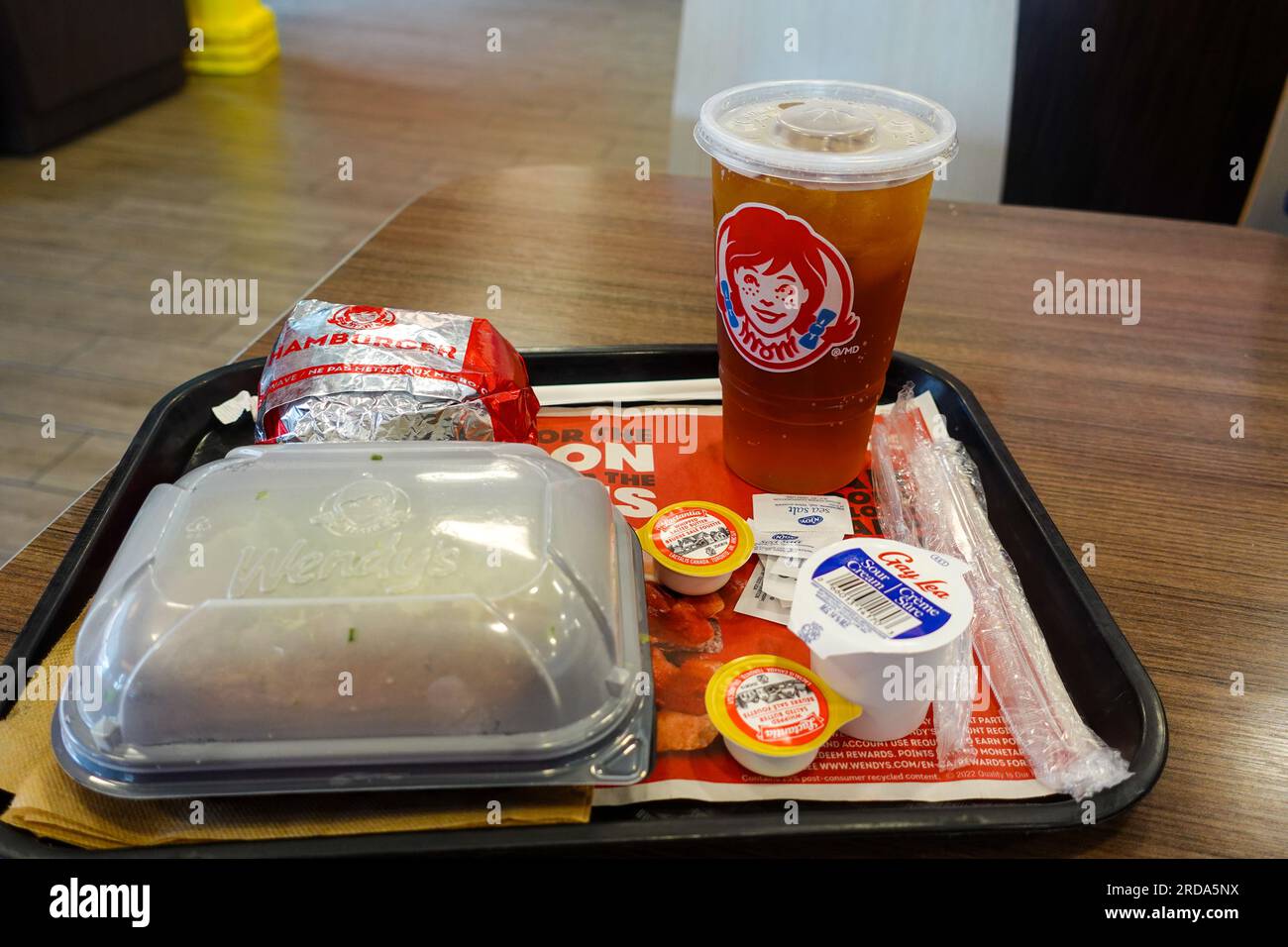 wendys Fast Food Restaurant Mahlzeit mit Burger, gebackener Kartoffel und Getränk Stockfoto